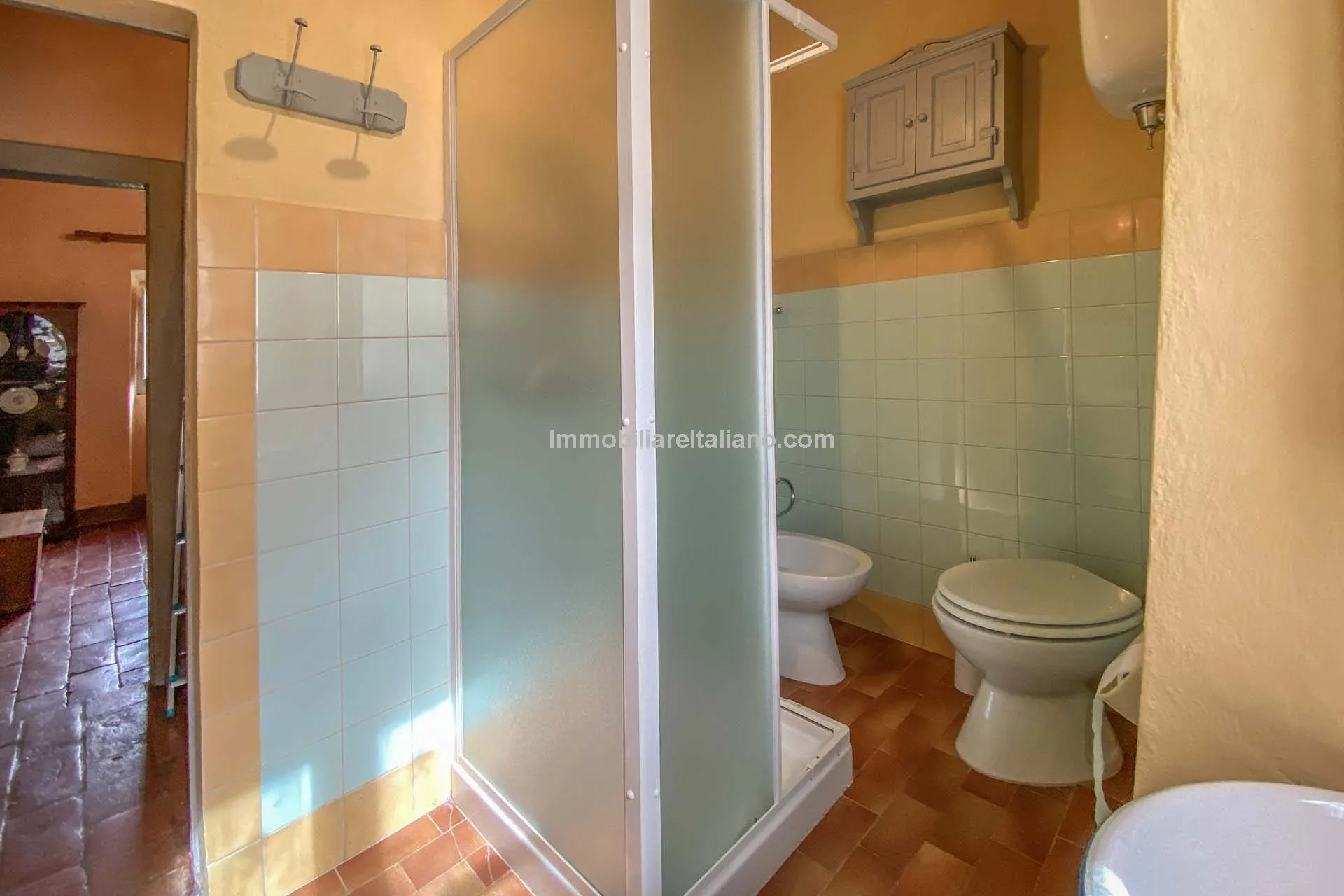 Tuscan Farmhouse with Expansive Gardens Near Cortona, Ideal for Restoration - View image 32 of 37