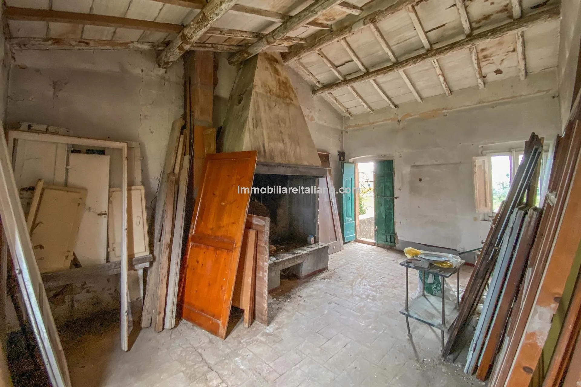 Tuscan Farmhouse with Expansive Gardens Near Cortona, Ideal for Restoration - View image 33 of 37