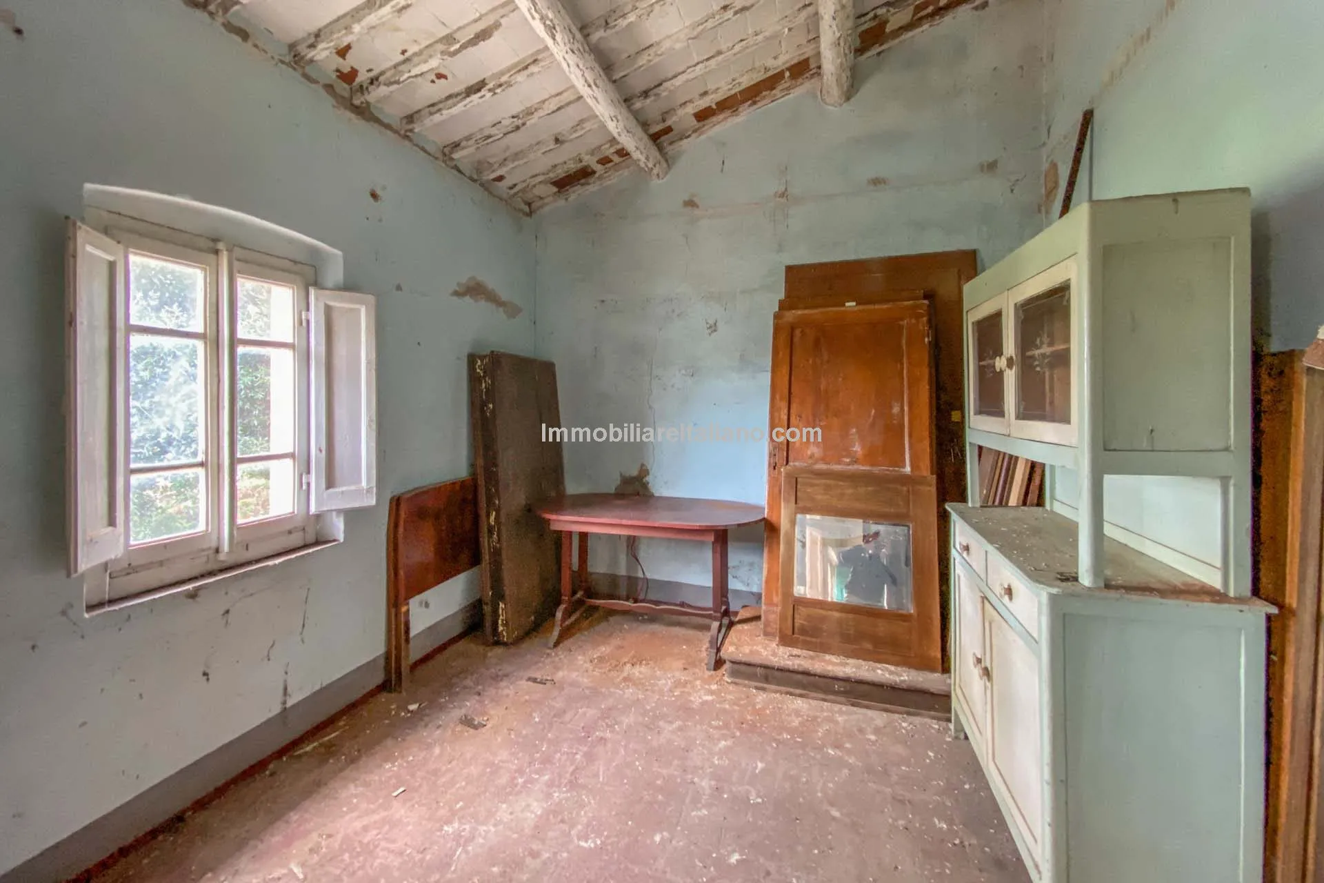 Tuscan Farmhouse with Expansive Gardens Near Cortona, Ideal for Restoration - View image 35 of 37