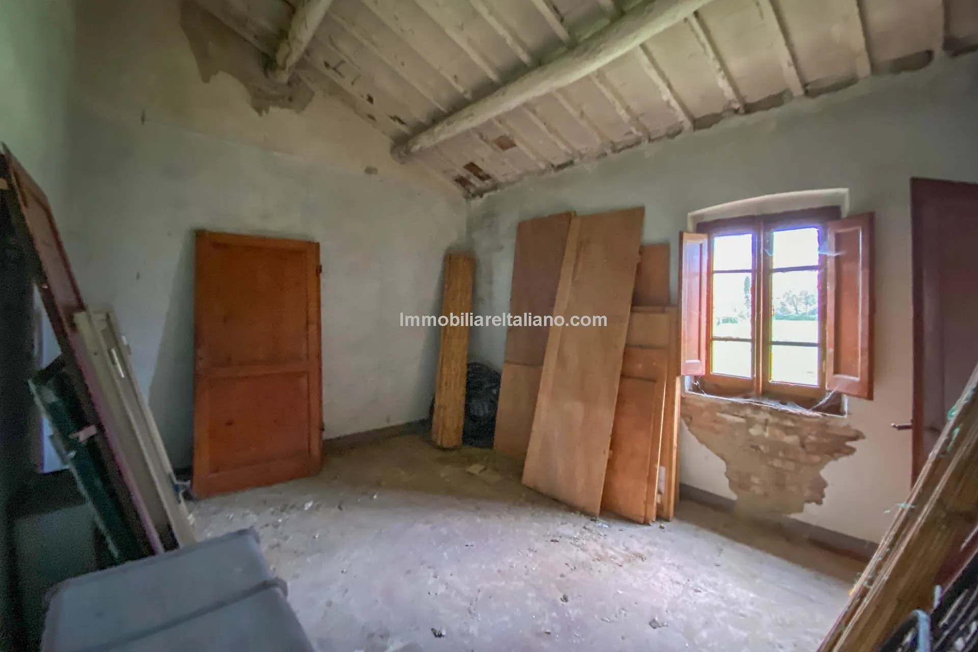 Tuscan Farmhouse with Expansive Gardens Near Cortona, Ideal for Restoration - View image 36 of 37