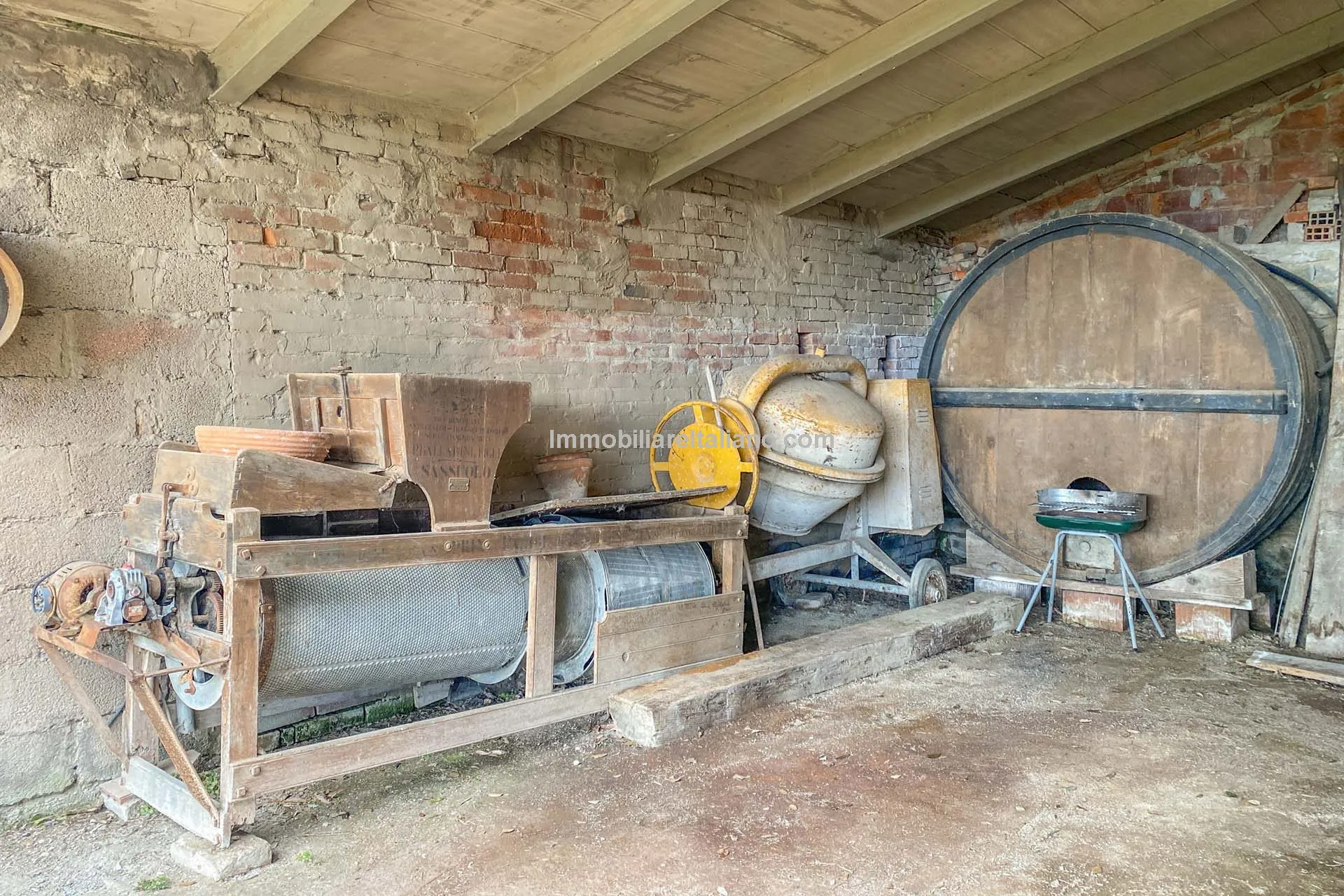 Tuscan Farmhouse with Expansive Gardens Near Cortona, Ideal for Restoration - View image 37 of 37