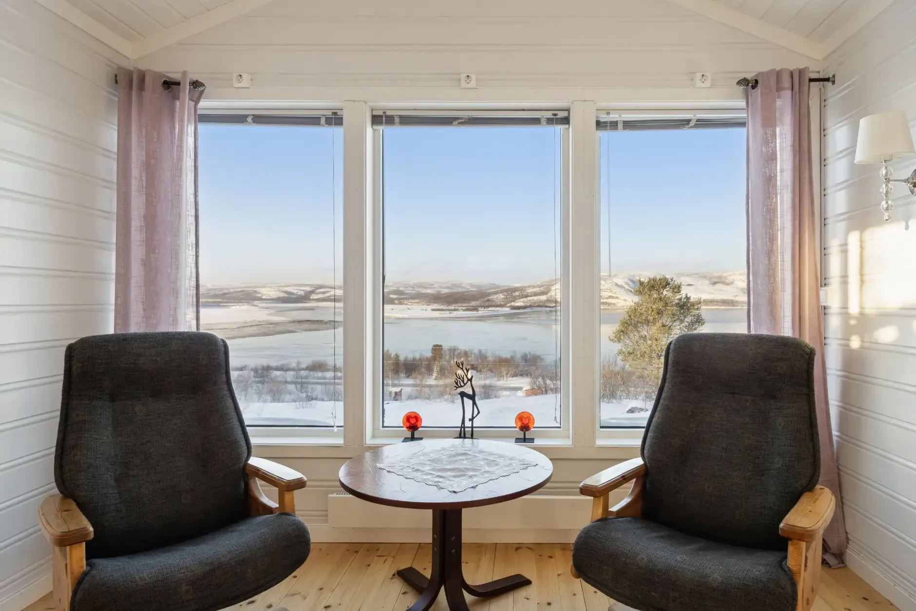 1960s Norwegian Country House with Fjord Views and Terrace - Image 4