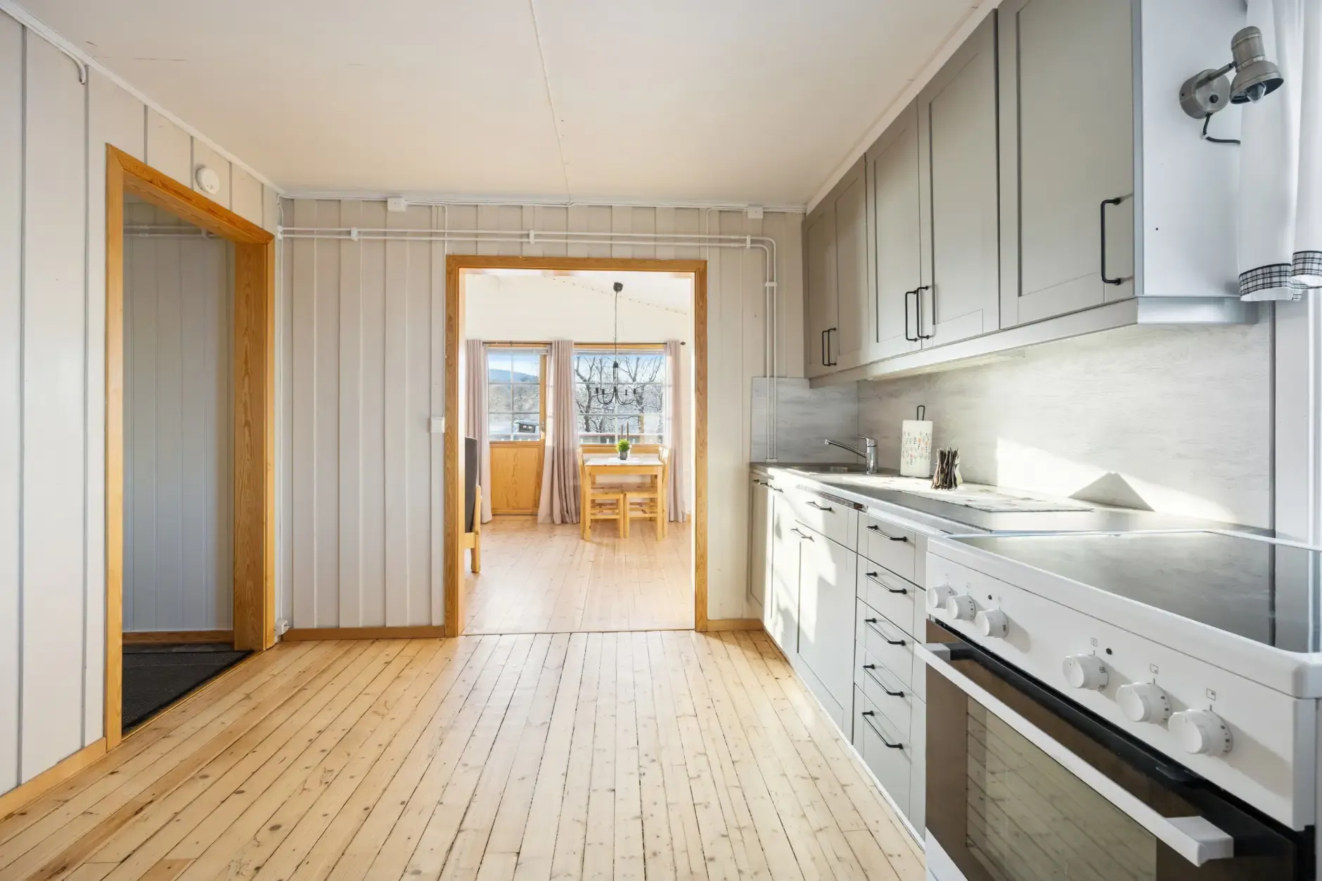 1960s Norwegian Country House with Fjord Views and Terrace - View image 12 of 31