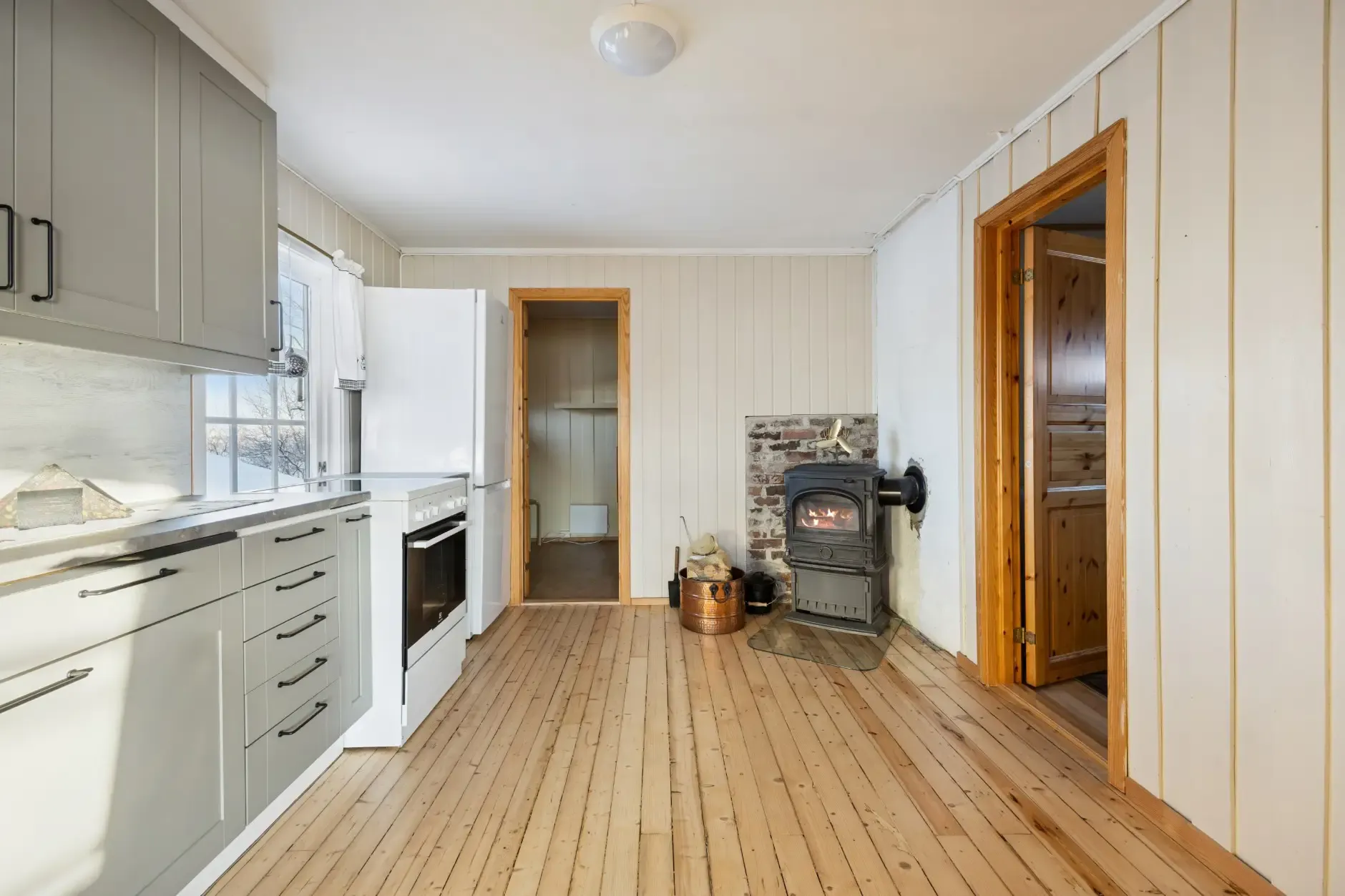 1960s Norwegian Country House with Fjord Views and Terrace - View image 13 of 31