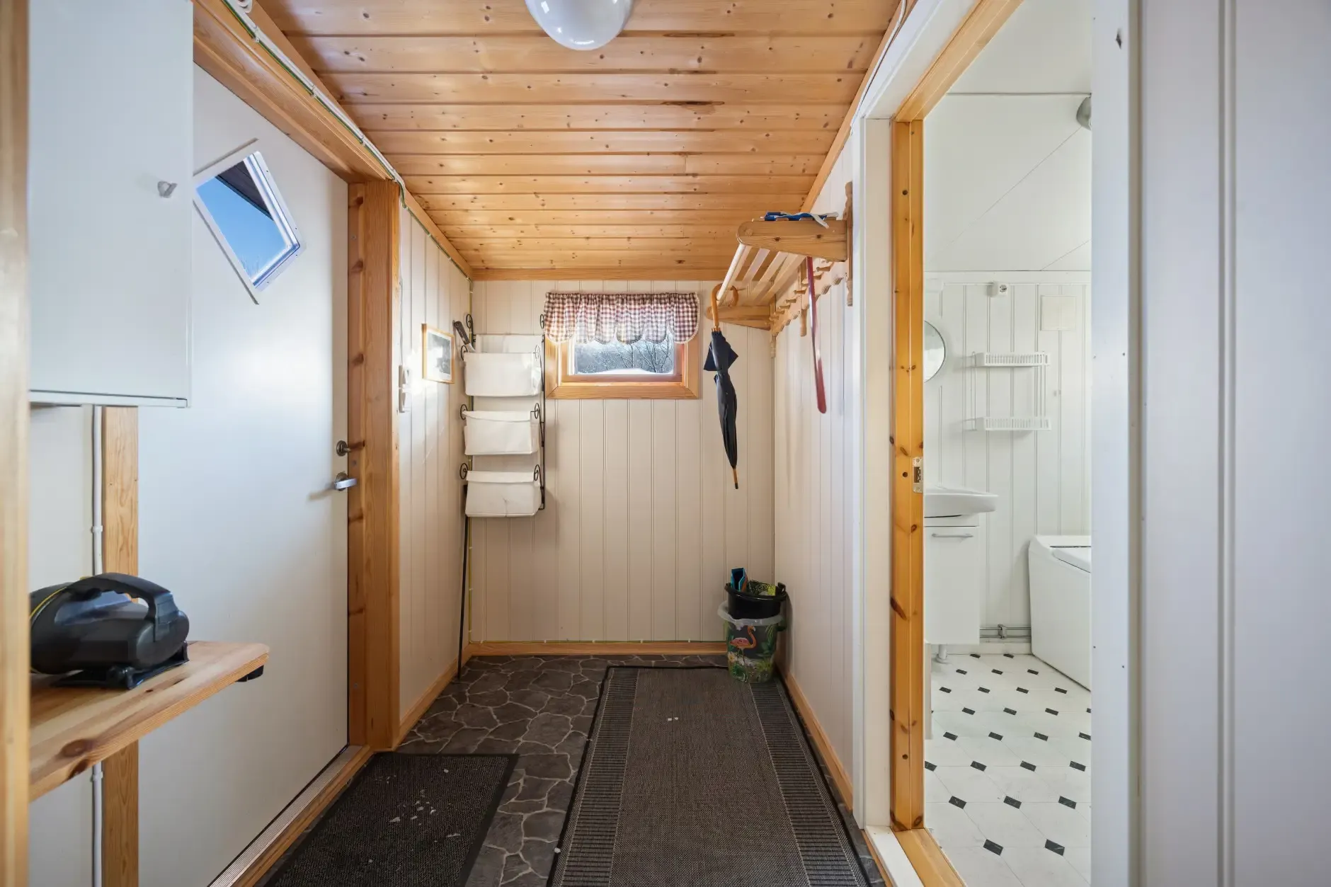 1960s Norwegian Country House with Fjord Views and Terrace - View image 21 of 31