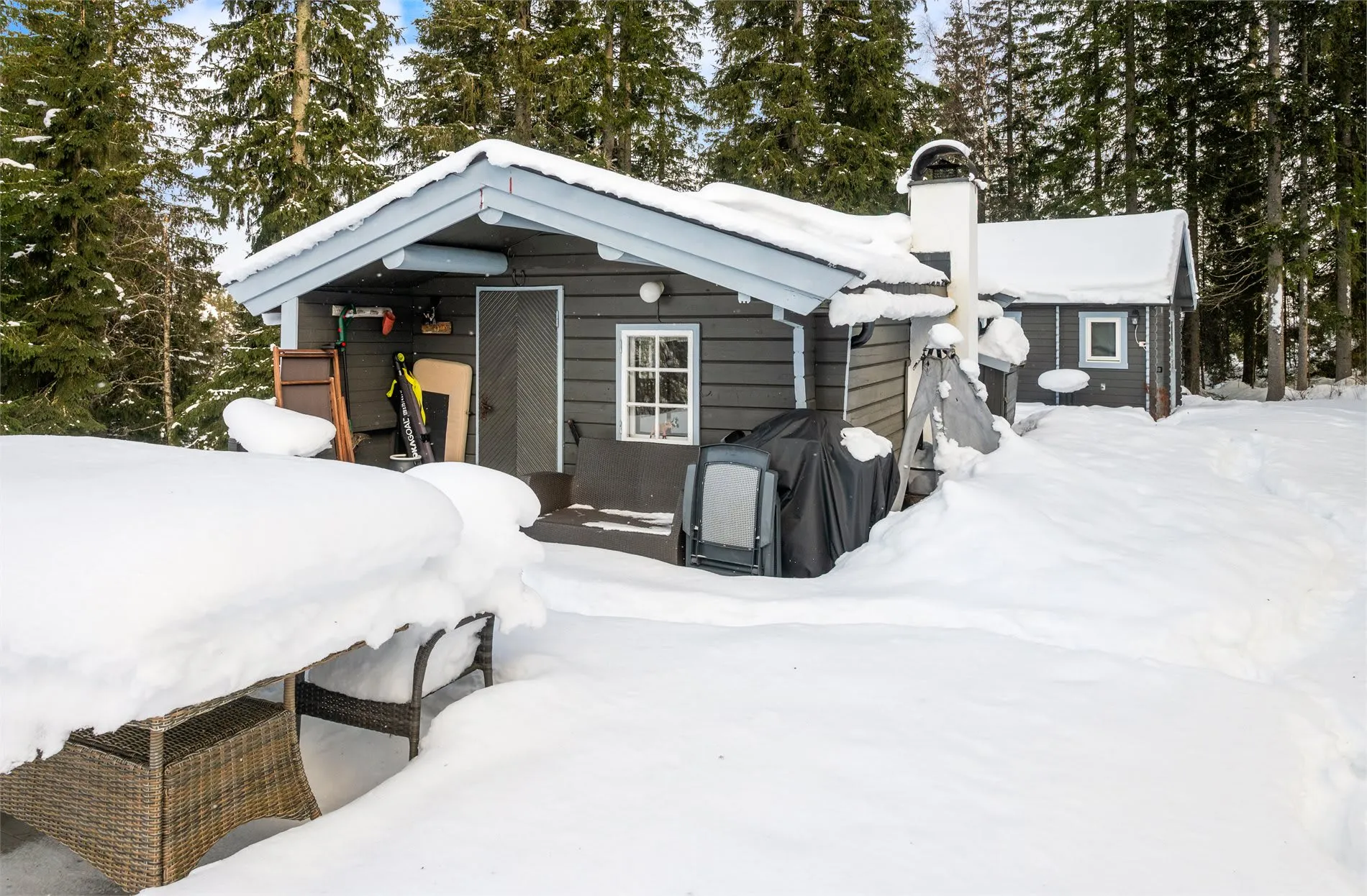 1960s Cabin with Expansive Grounds and Terrace in Scenic Hakadal, Norway - Image 2