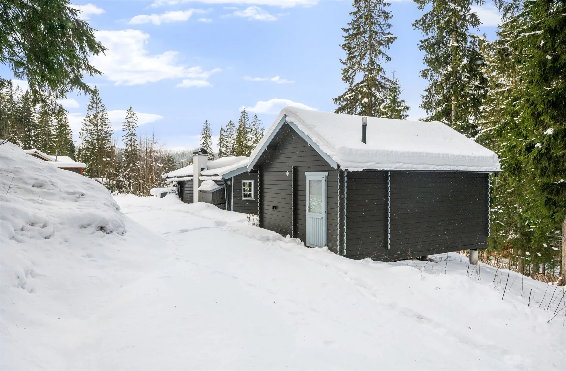 1960s Cabin with Expansive Grounds and Terrace in Scenic Hakadal, Norway - Image 3