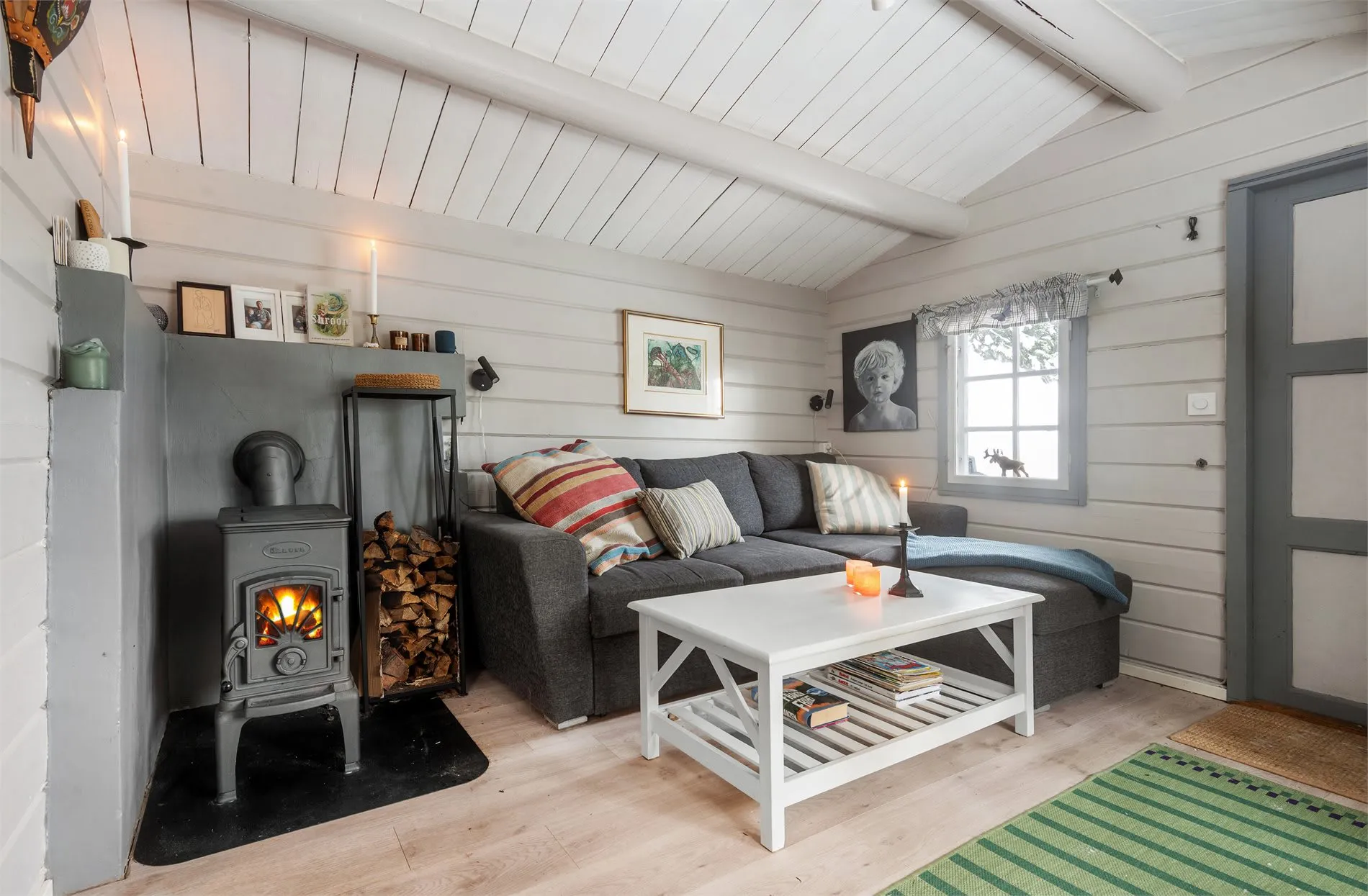 1960s Cabin with Expansive Grounds and Terrace in Scenic Hakadal, Norway - Image 4