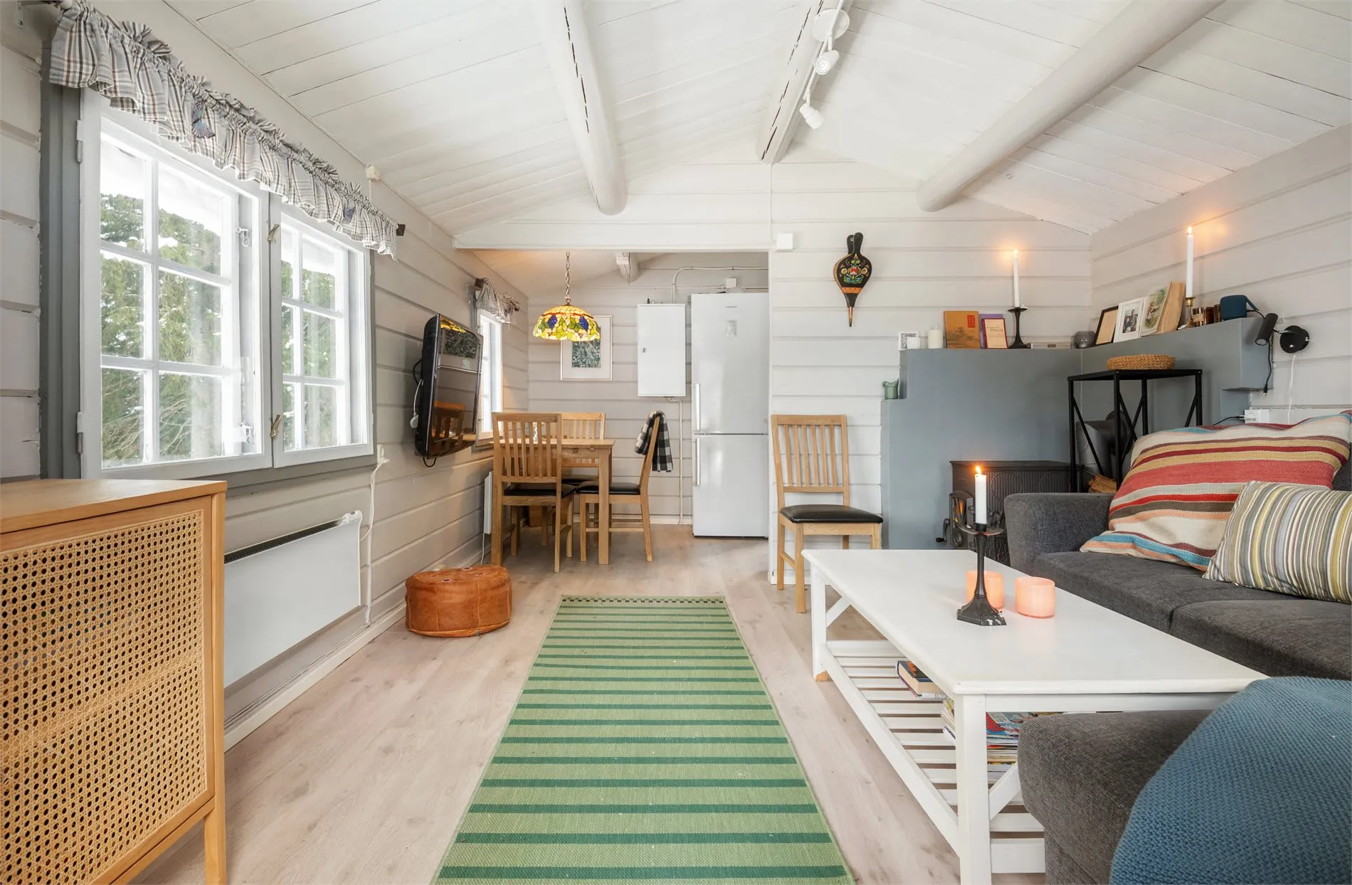 1960s Cabin with Expansive Grounds and Terrace in Scenic Hakadal, Norway - Image 5