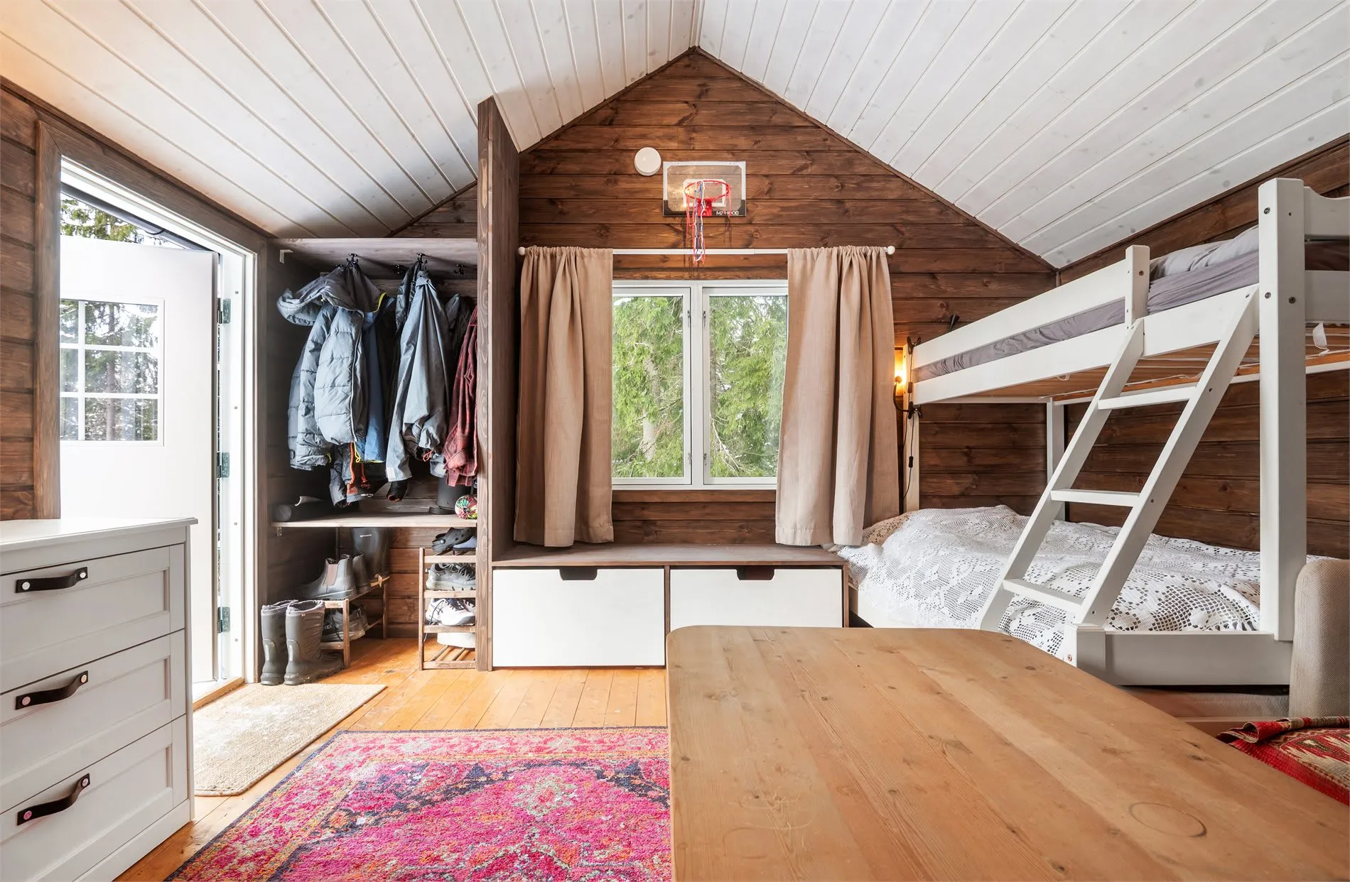 1960s Cabin with Expansive Grounds and Terrace in Scenic Hakadal, Norway - View image 14 of 40