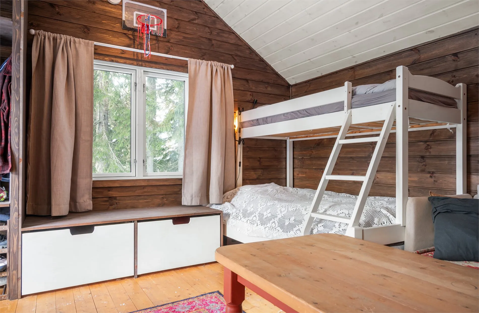 1960s Cabin with Expansive Grounds and Terrace in Scenic Hakadal, Norway - View image 16 of 40