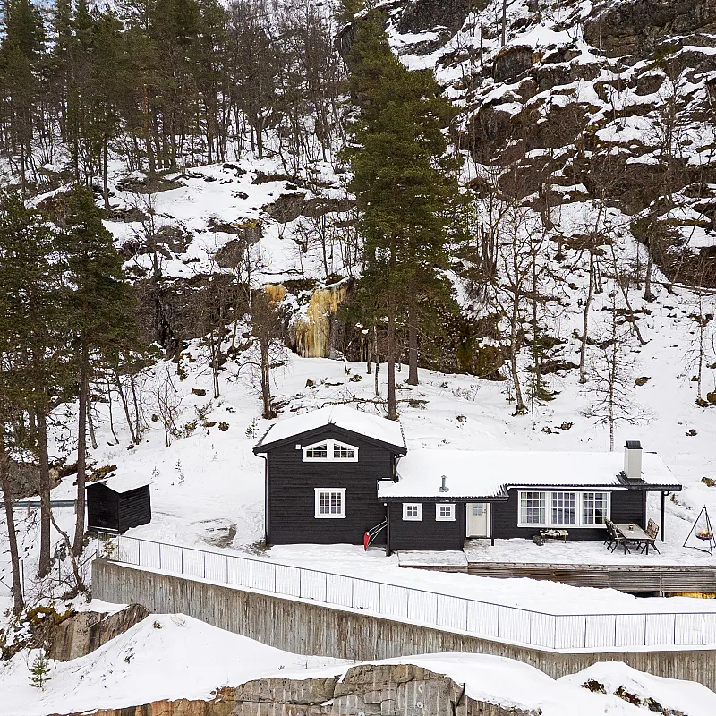 1970s Cabin in Sirdal: Expansive Terrace, Scenic Surroundings, 3 Bedrooms