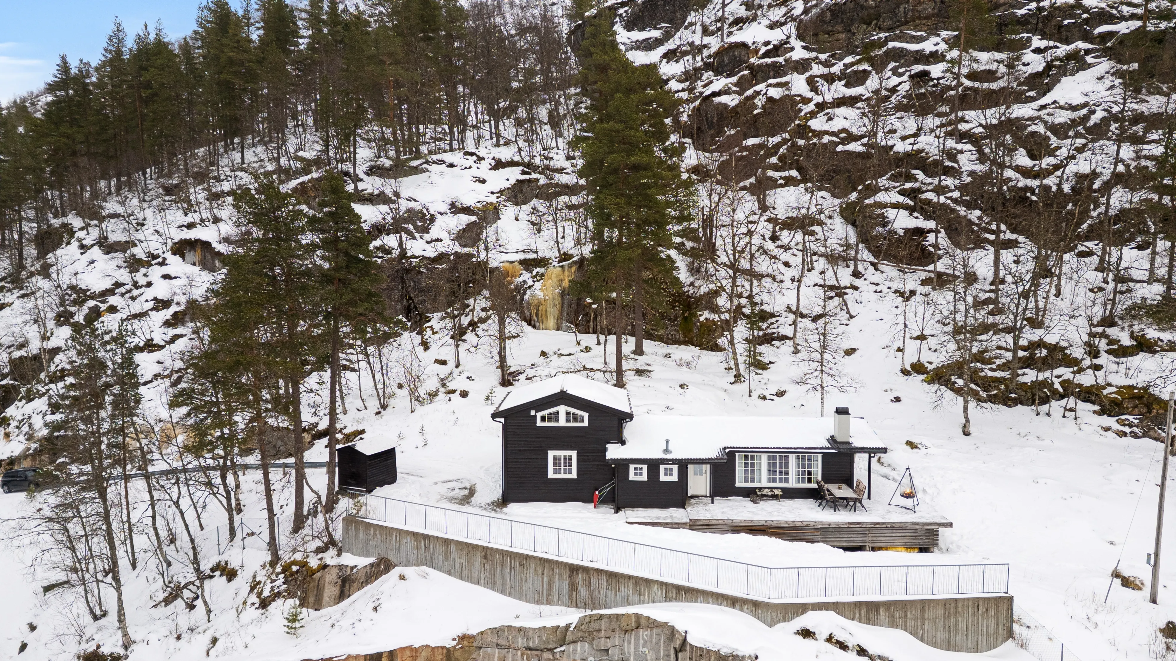 1970s Cabin in Sirdal: Expansive Terrace, Scenic Surroundings, 3 Bedrooms - Image 1