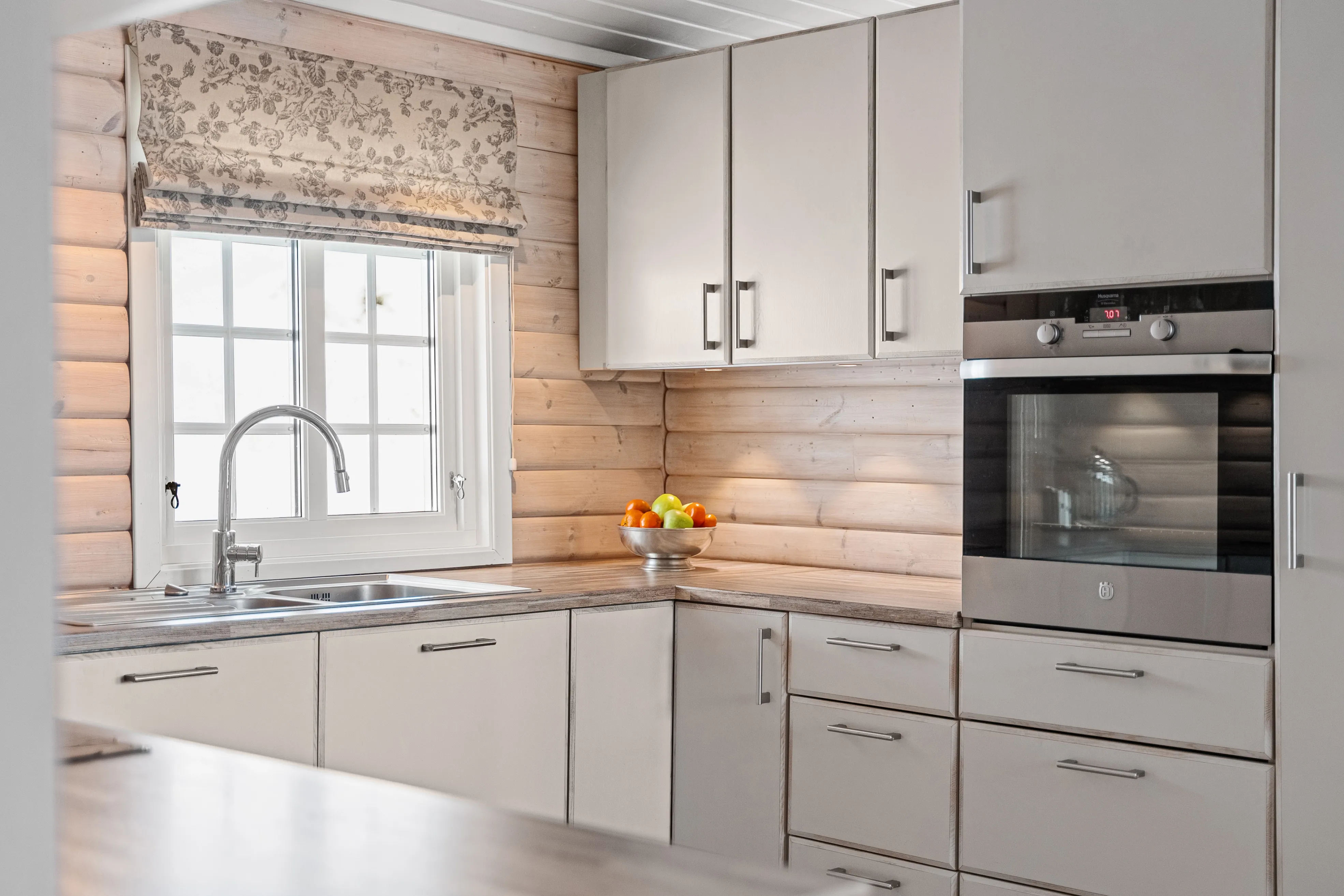 1970s Cabin in Sirdal: Expansive Terrace, Scenic Surroundings, 3 Bedrooms - Image 3