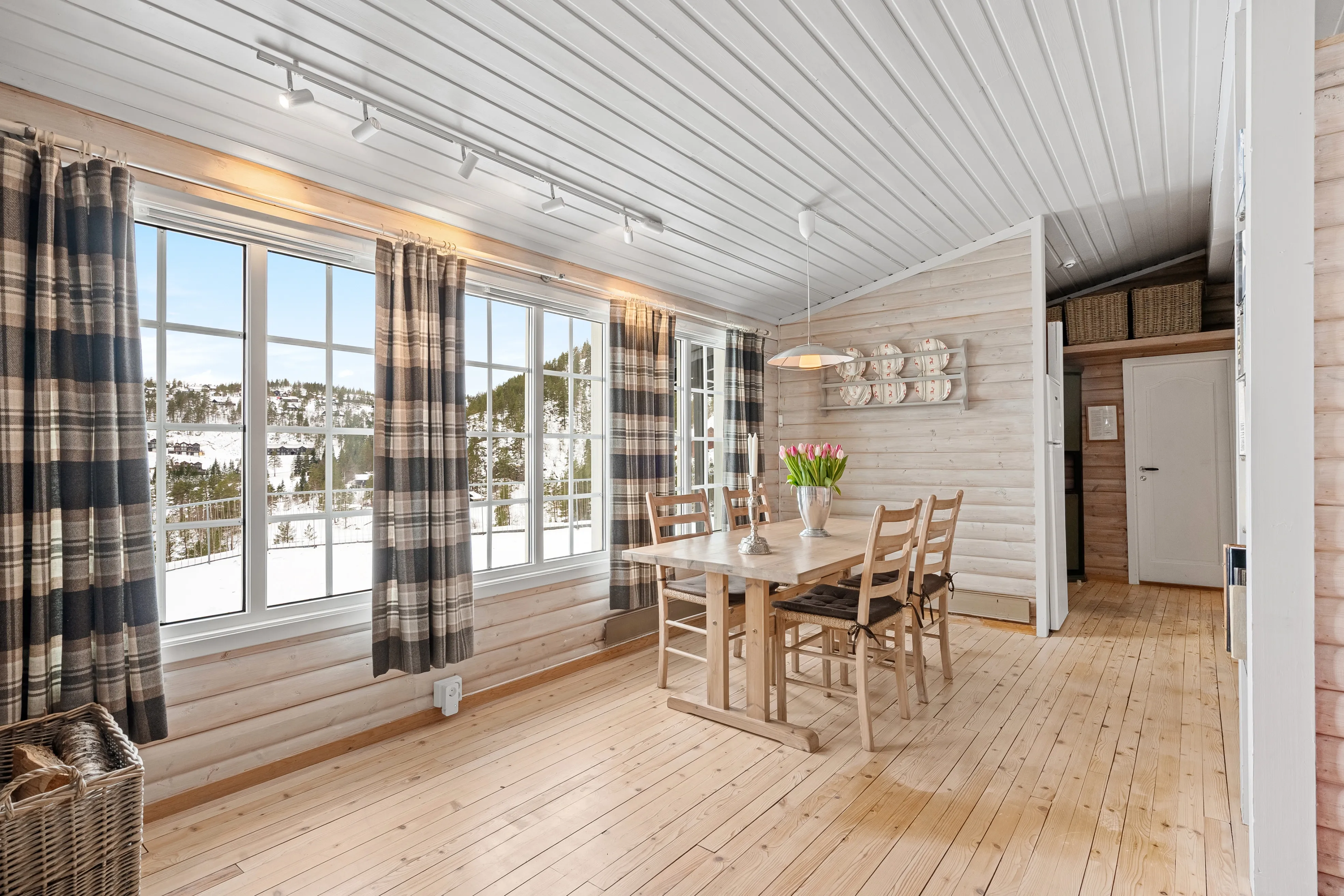 1970s Cabin in Sirdal: Expansive Terrace, Scenic Surroundings, 3 Bedrooms - Image 4