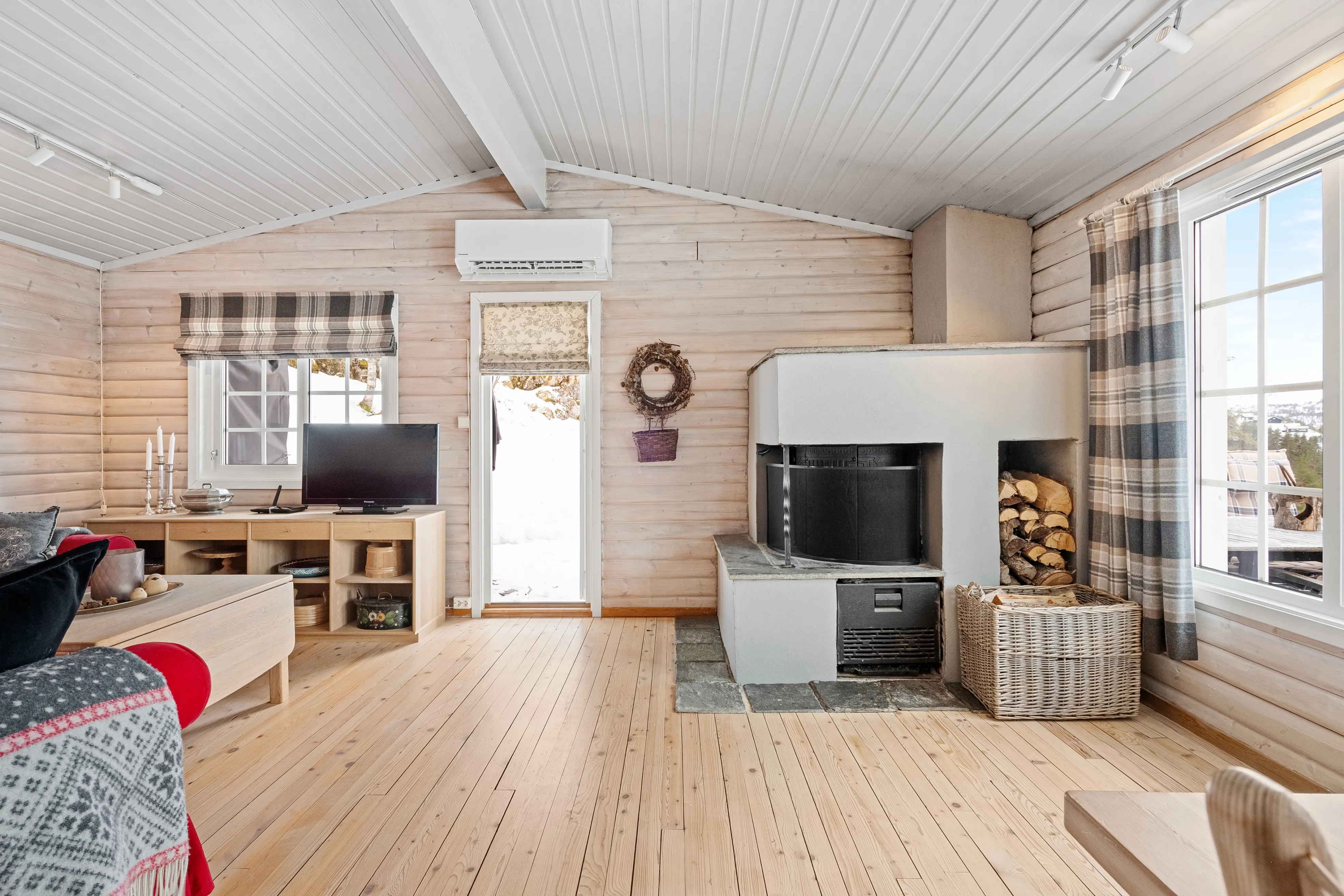 1970s Cabin in Sirdal: Expansive Terrace, Scenic Surroundings, 3 Bedrooms - View image 6 of 34