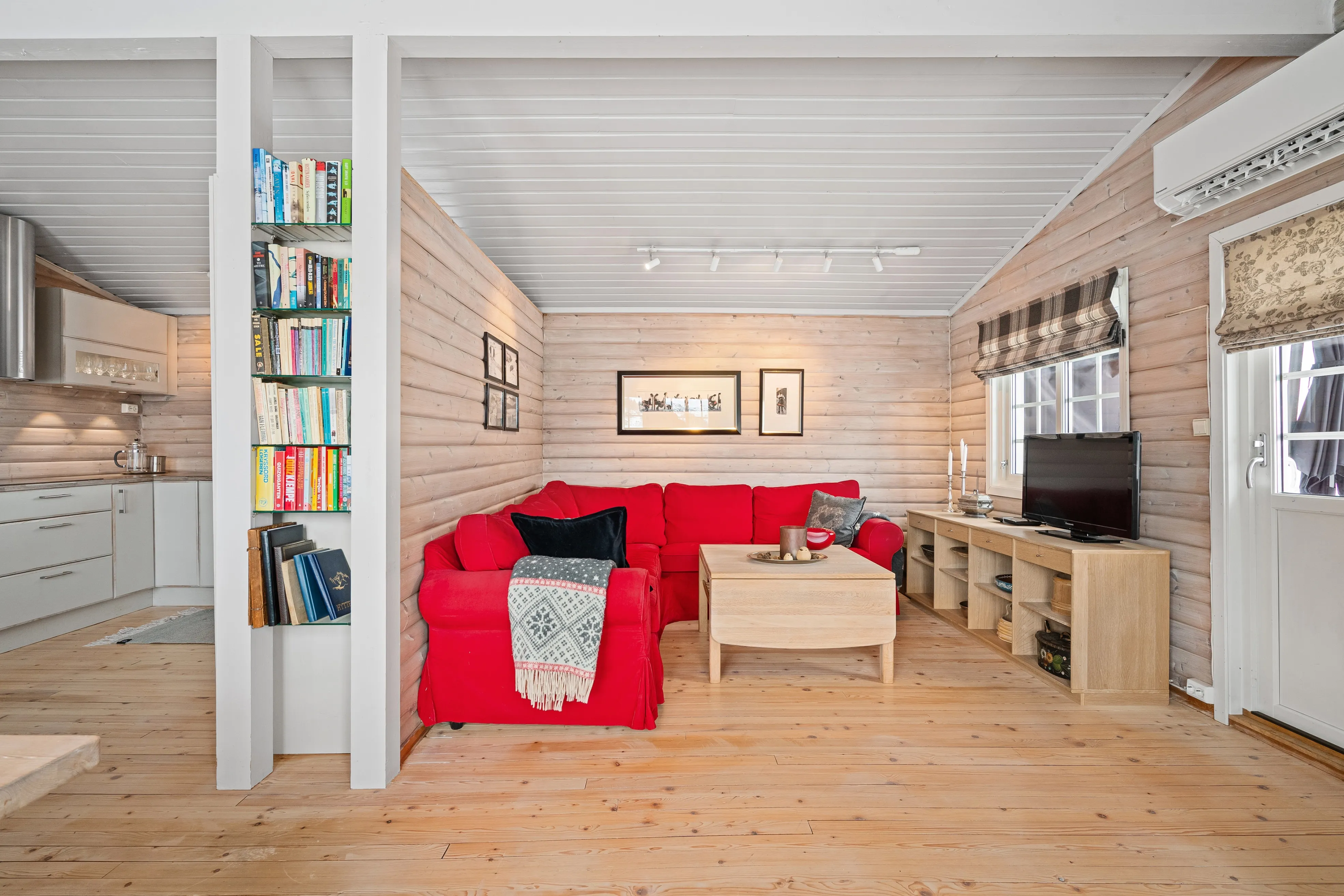 1970s Cabin in Sirdal: Expansive Terrace, Scenic Surroundings, 3 Bedrooms - View image 8 of 34