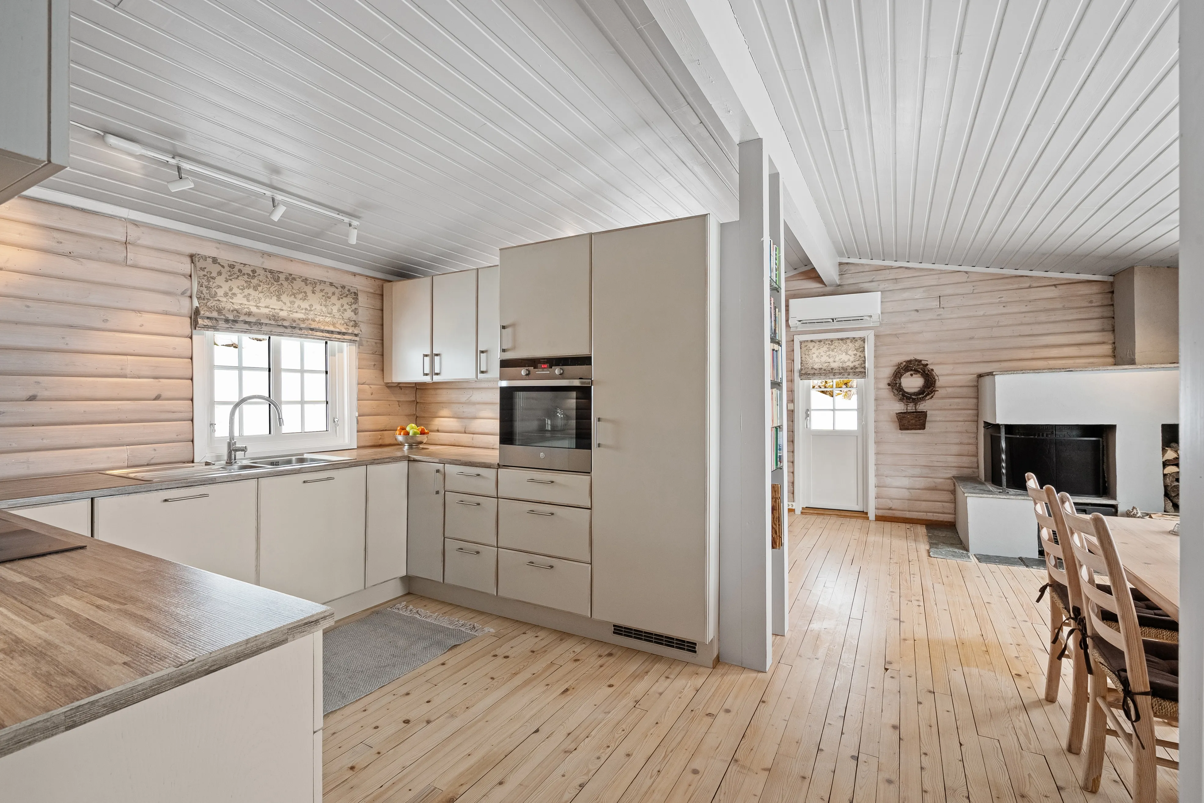1970s Cabin in Sirdal: Expansive Terrace, Scenic Surroundings, 3 Bedrooms - View image 9 of 34