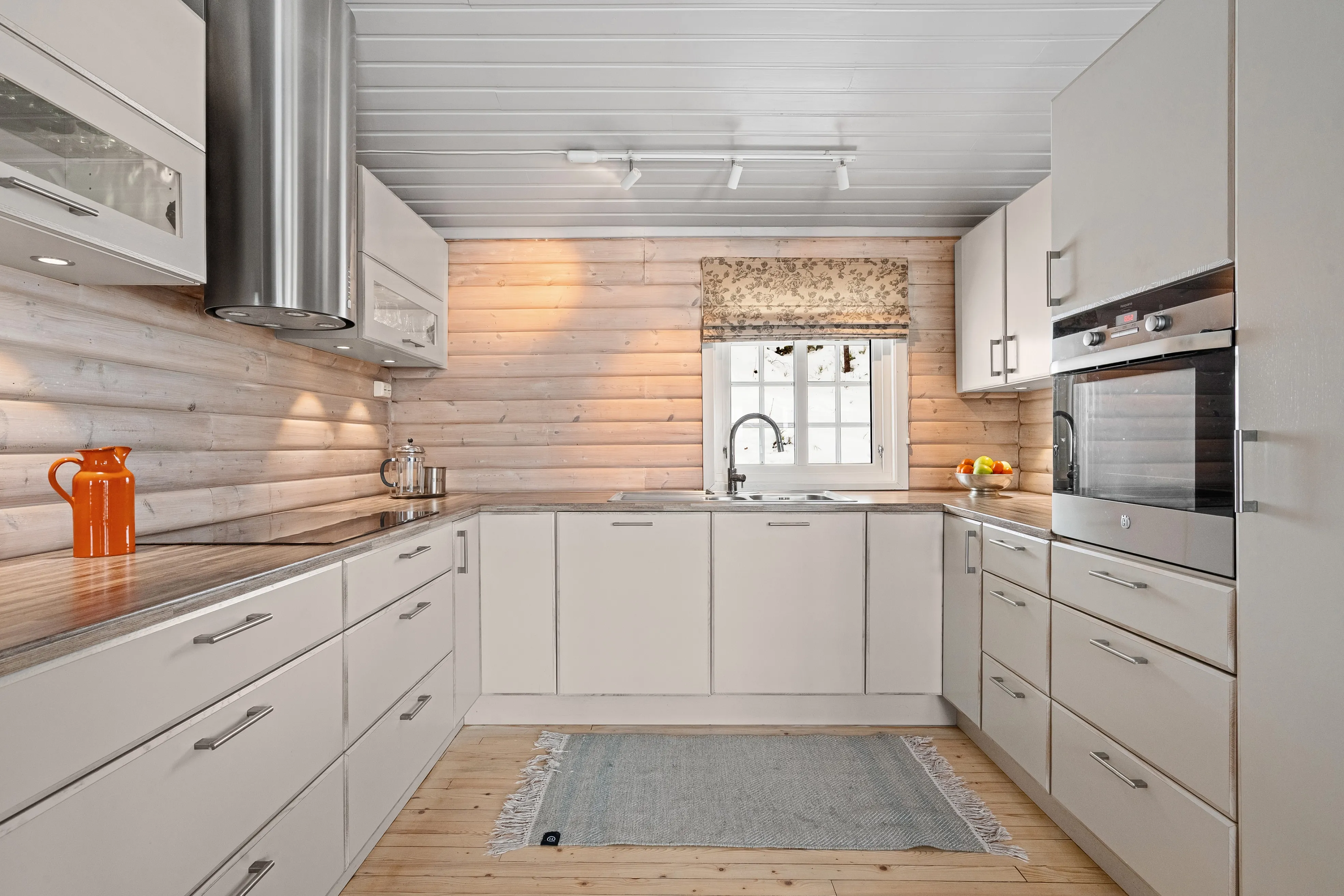 1970s Cabin in Sirdal: Expansive Terrace, Scenic Surroundings, 3 Bedrooms - View image 10 of 34