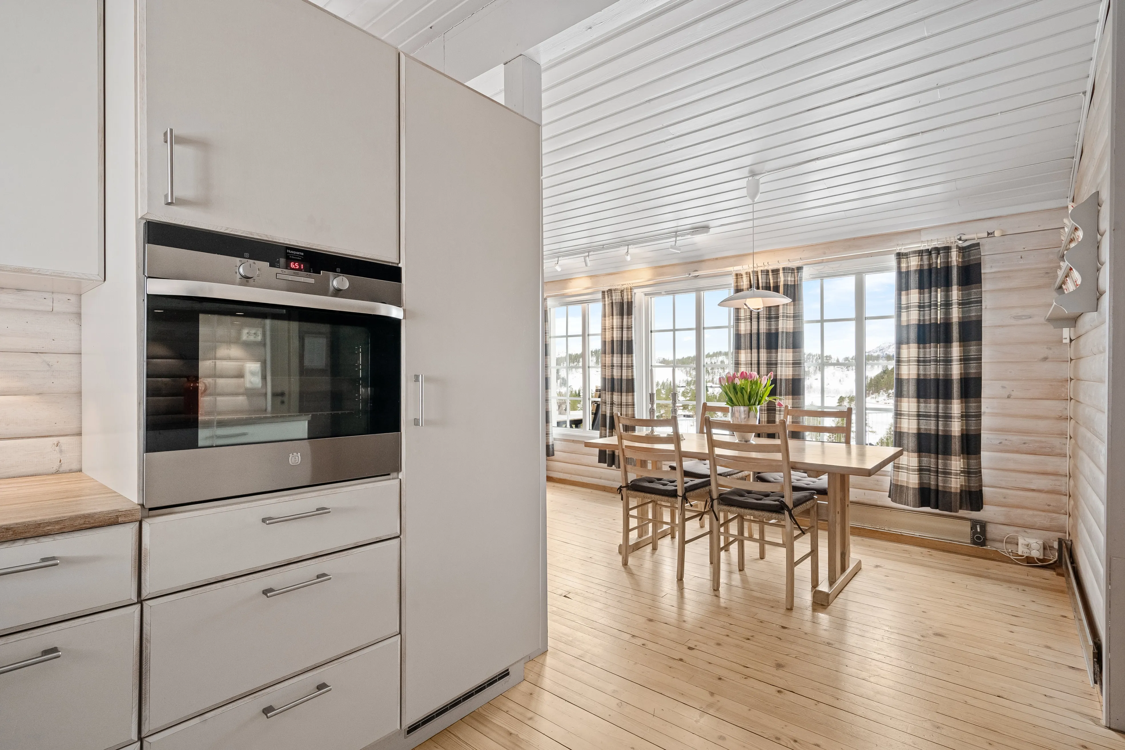 1970s Cabin in Sirdal: Expansive Terrace, Scenic Surroundings, 3 Bedrooms - View image 11 of 34