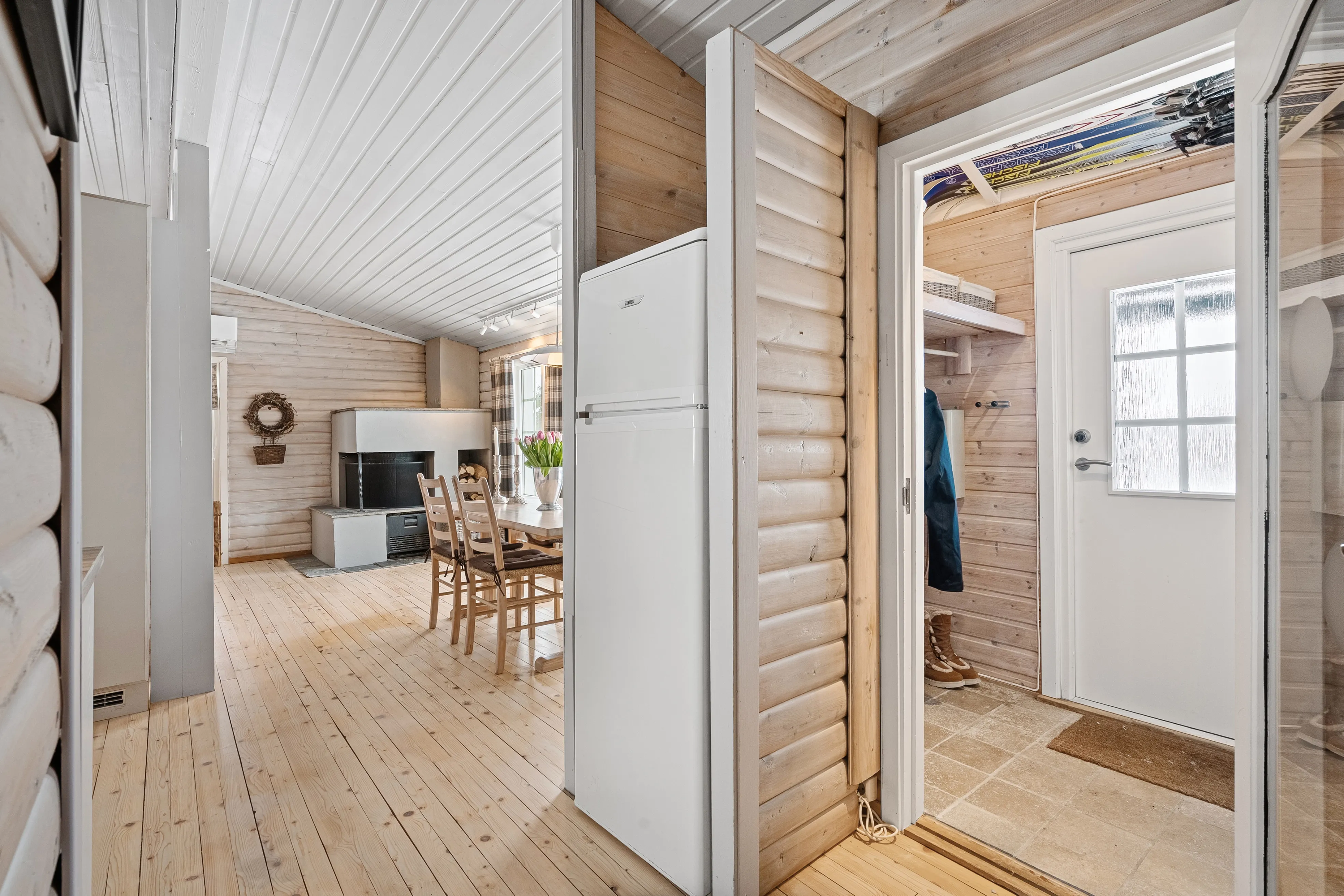 1970s Cabin in Sirdal: Expansive Terrace, Scenic Surroundings, 3 Bedrooms - View image 12 of 34