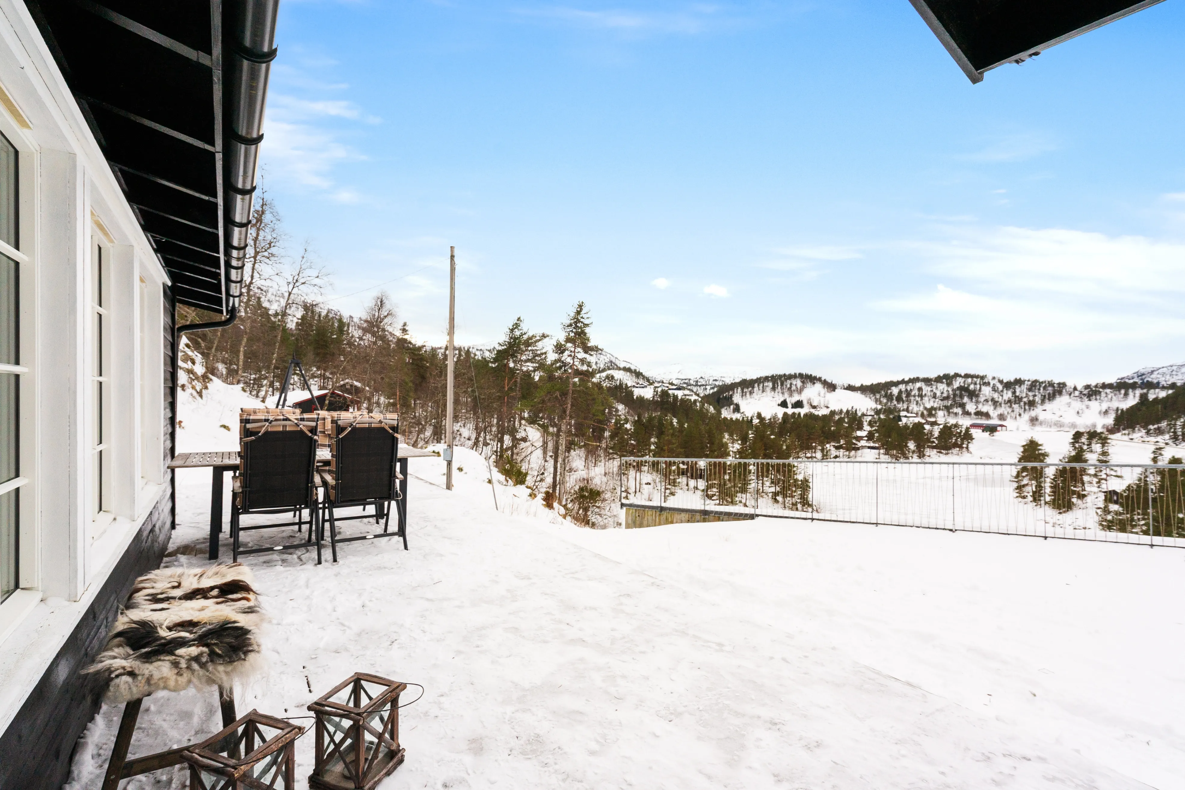 1970s Cabin in Sirdal: Expansive Terrace, Scenic Surroundings, 3 Bedrooms - View image 13 of 34