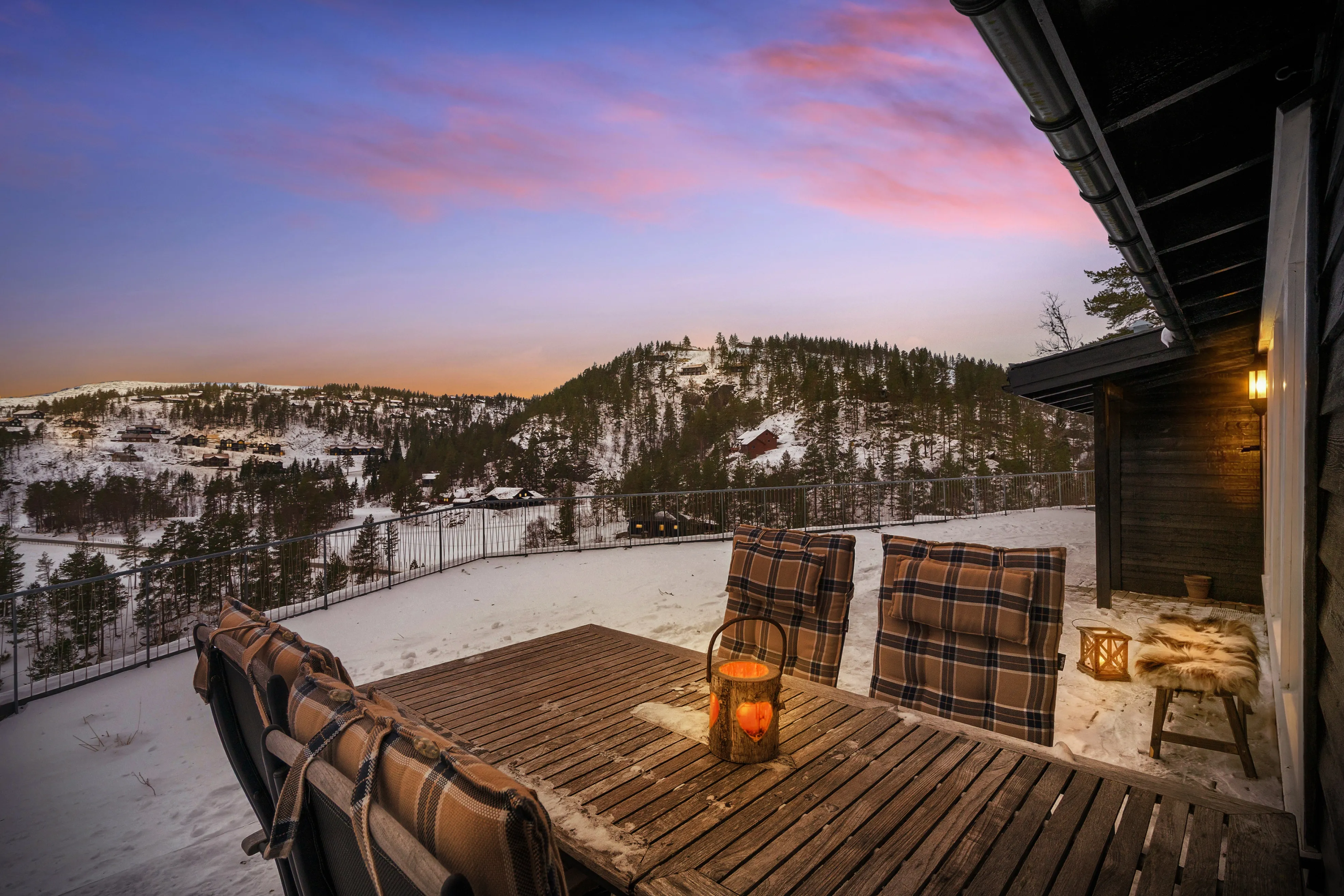 1970s Cabin in Sirdal: Expansive Terrace, Scenic Surroundings, 3 Bedrooms - View image 15 of 34