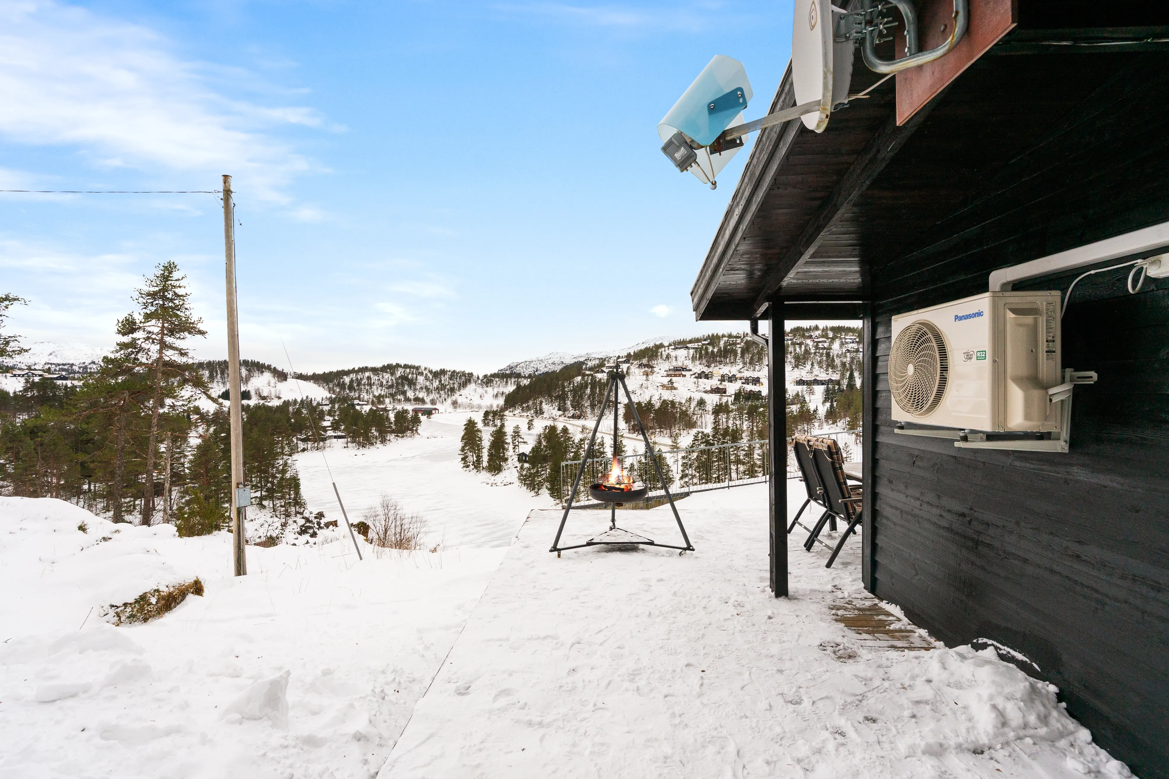 1970s Cabin in Sirdal: Expansive Terrace, Scenic Surroundings, 3 Bedrooms - View image 16 of 34