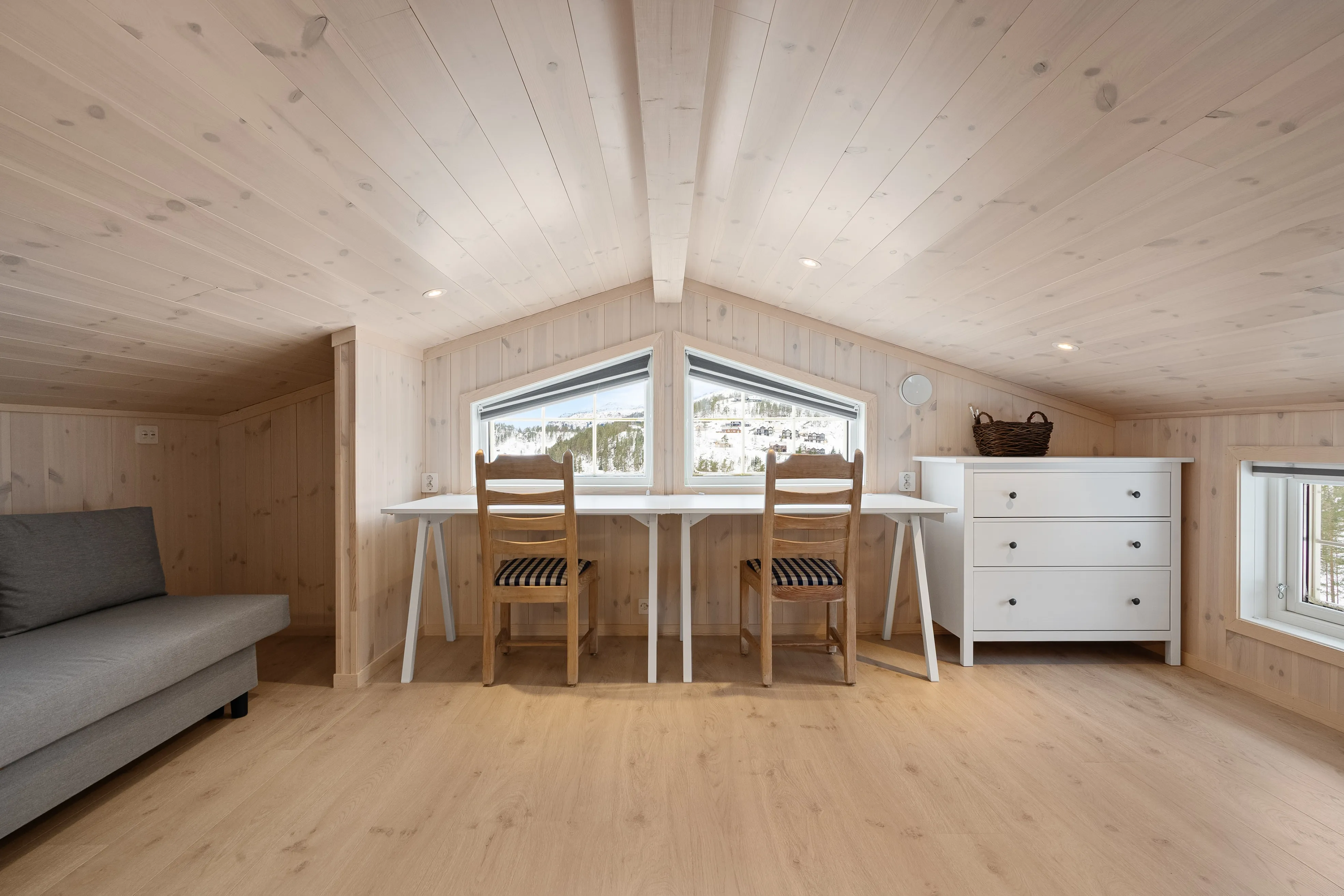 1970s Cabin in Sirdal: Expansive Terrace, Scenic Surroundings, 3 Bedrooms - View image 18 of 34