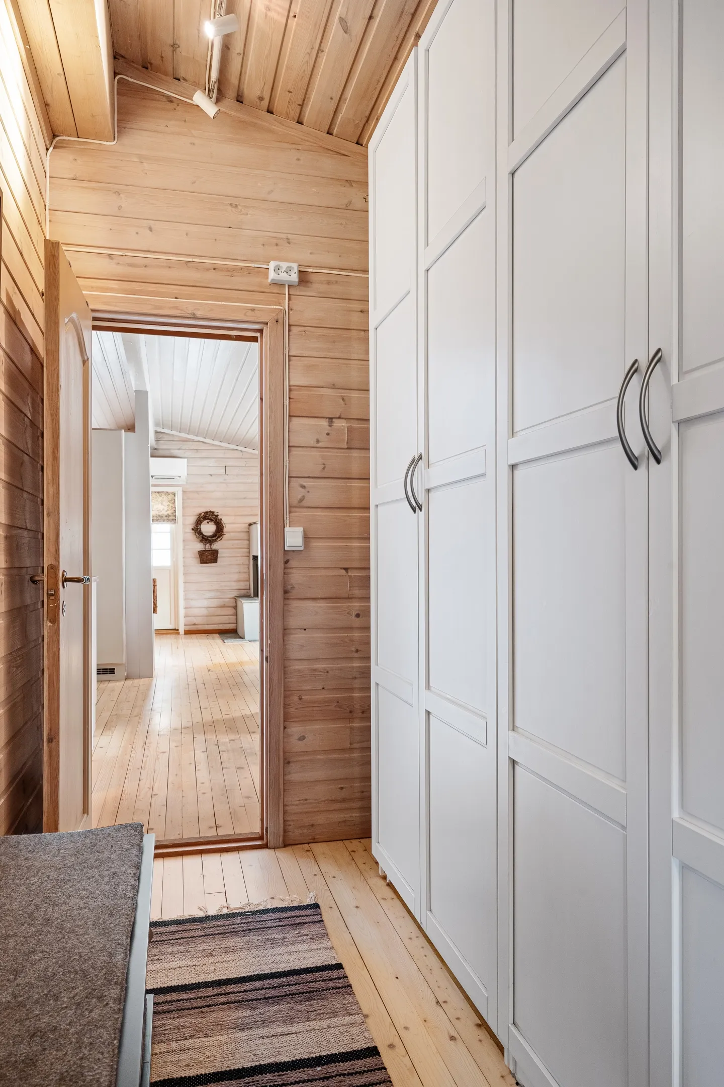 1970s Cabin in Sirdal: Expansive Terrace, Scenic Surroundings, 3 Bedrooms - View image 21 of 34