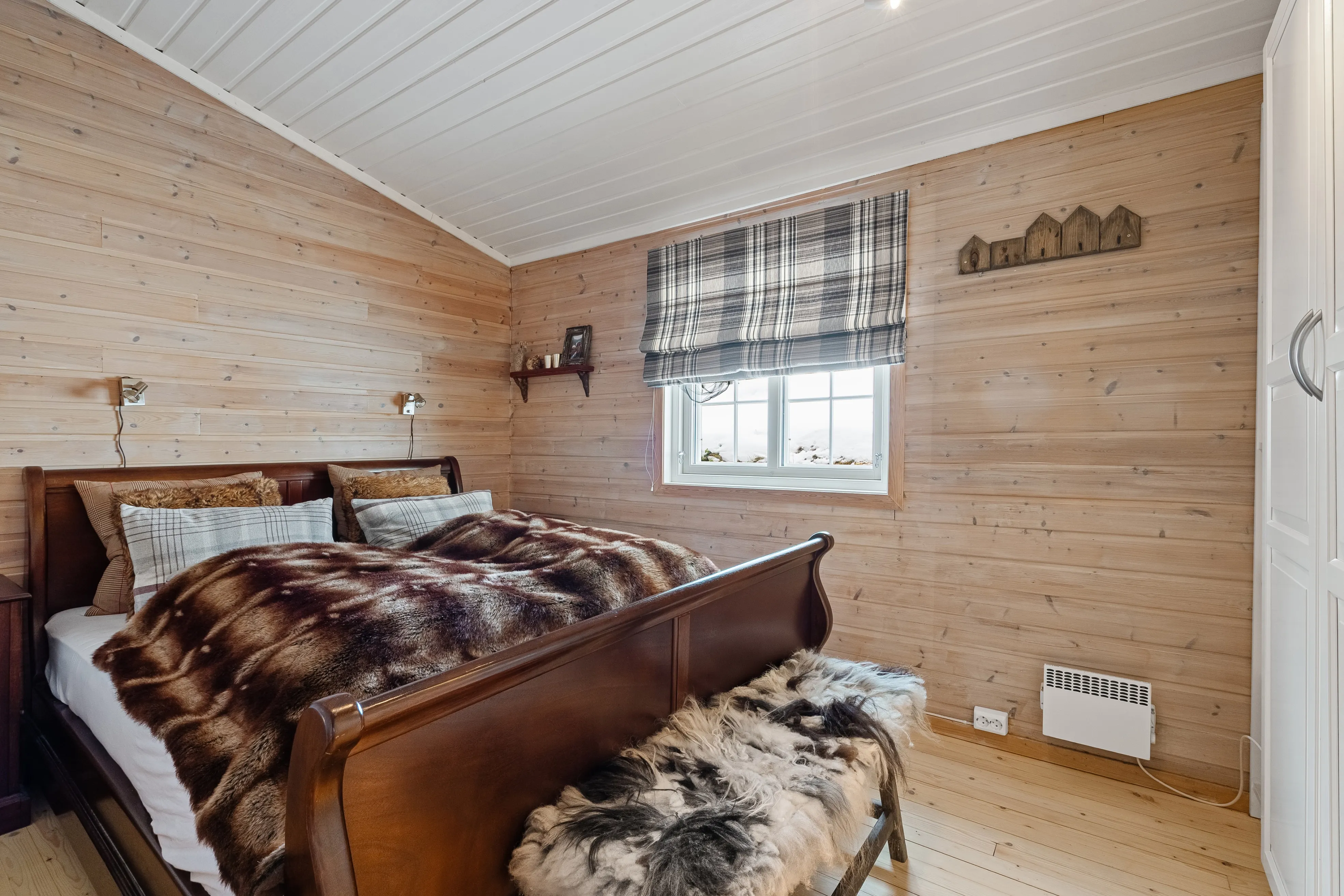 1970s Cabin in Sirdal: Expansive Terrace, Scenic Surroundings, 3 Bedrooms - View image 22 of 34