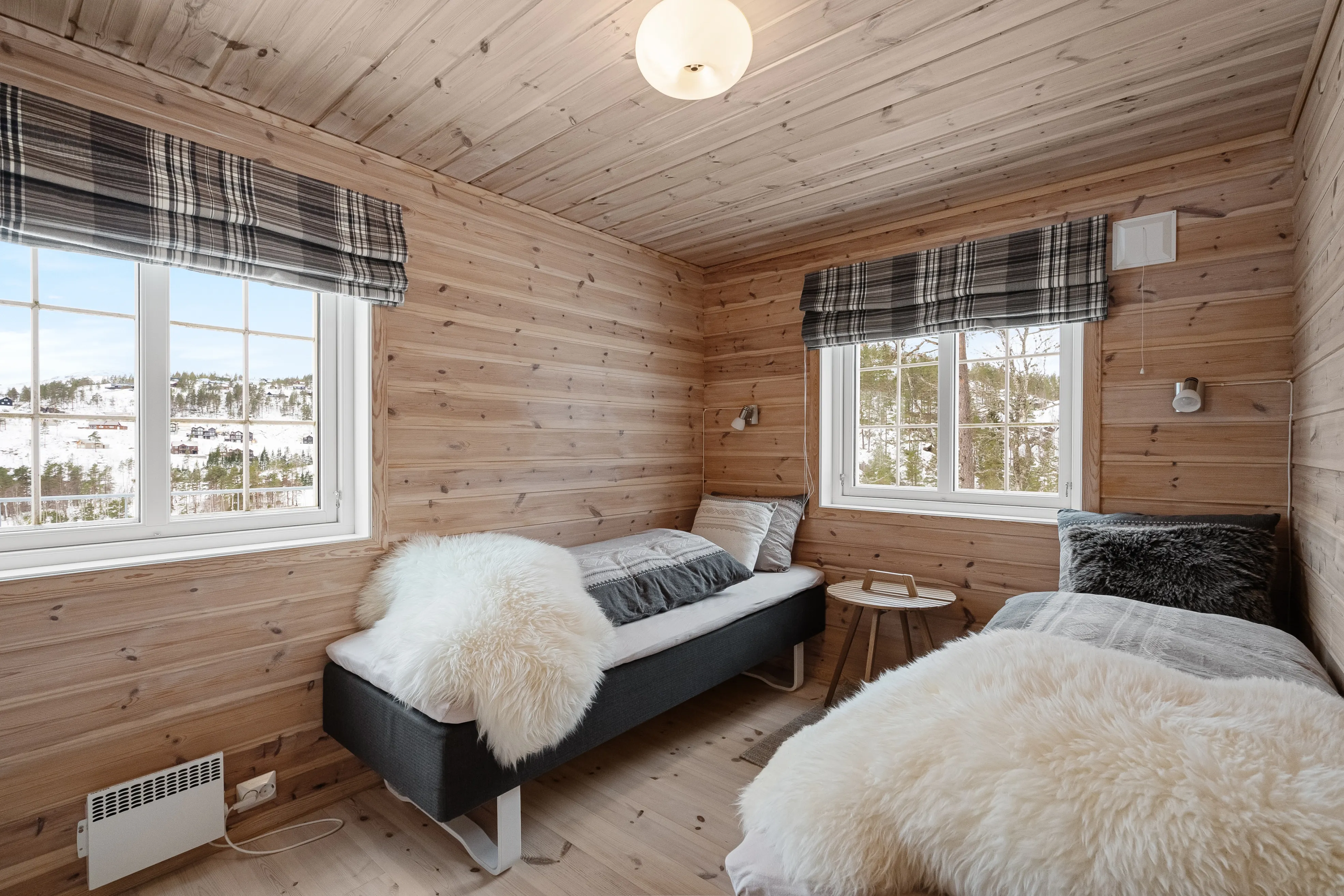 1970s Cabin in Sirdal: Expansive Terrace, Scenic Surroundings, 3 Bedrooms - View image 23 of 34