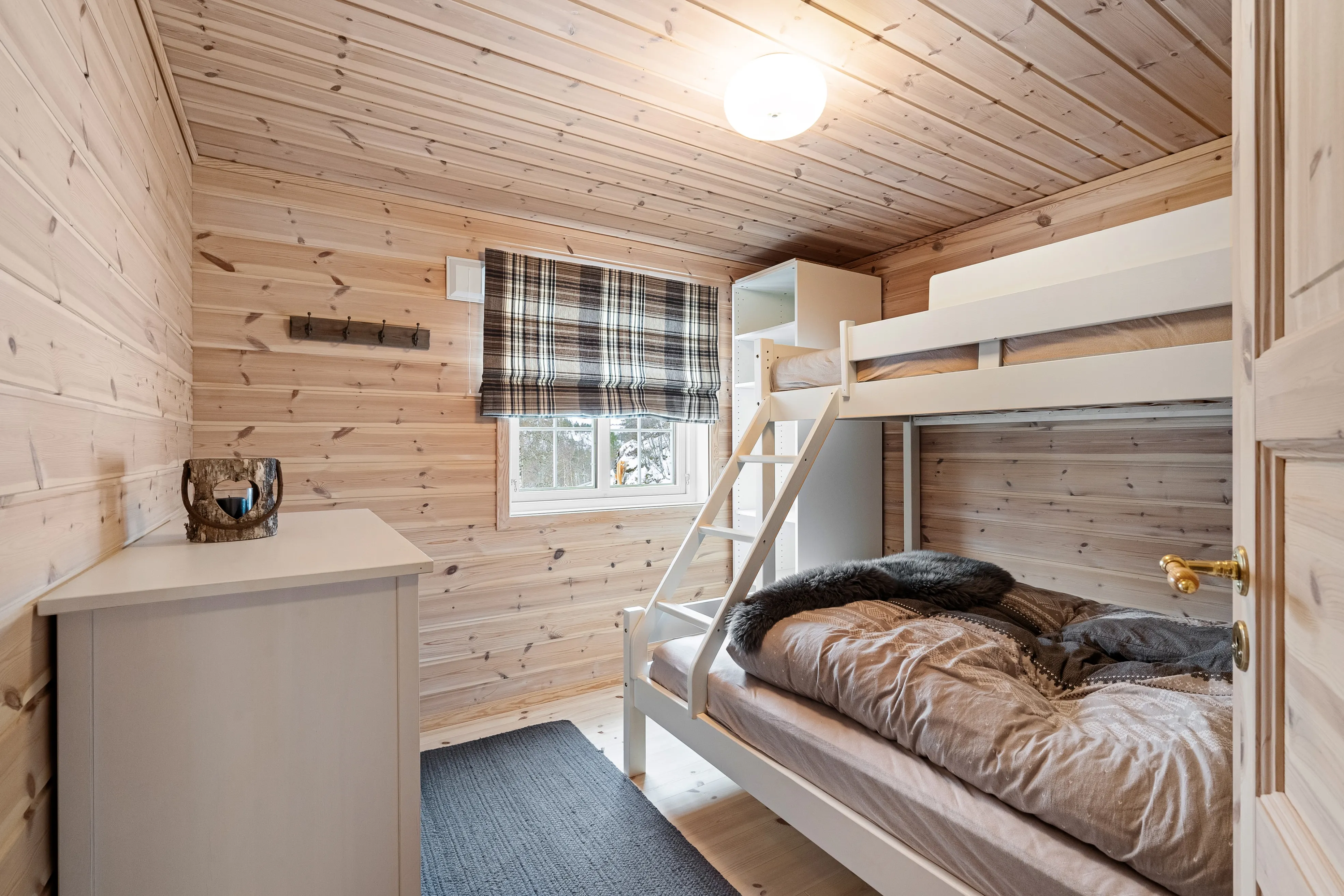 1970s Cabin in Sirdal: Expansive Terrace, Scenic Surroundings, 3 Bedrooms - View image 24 of 34