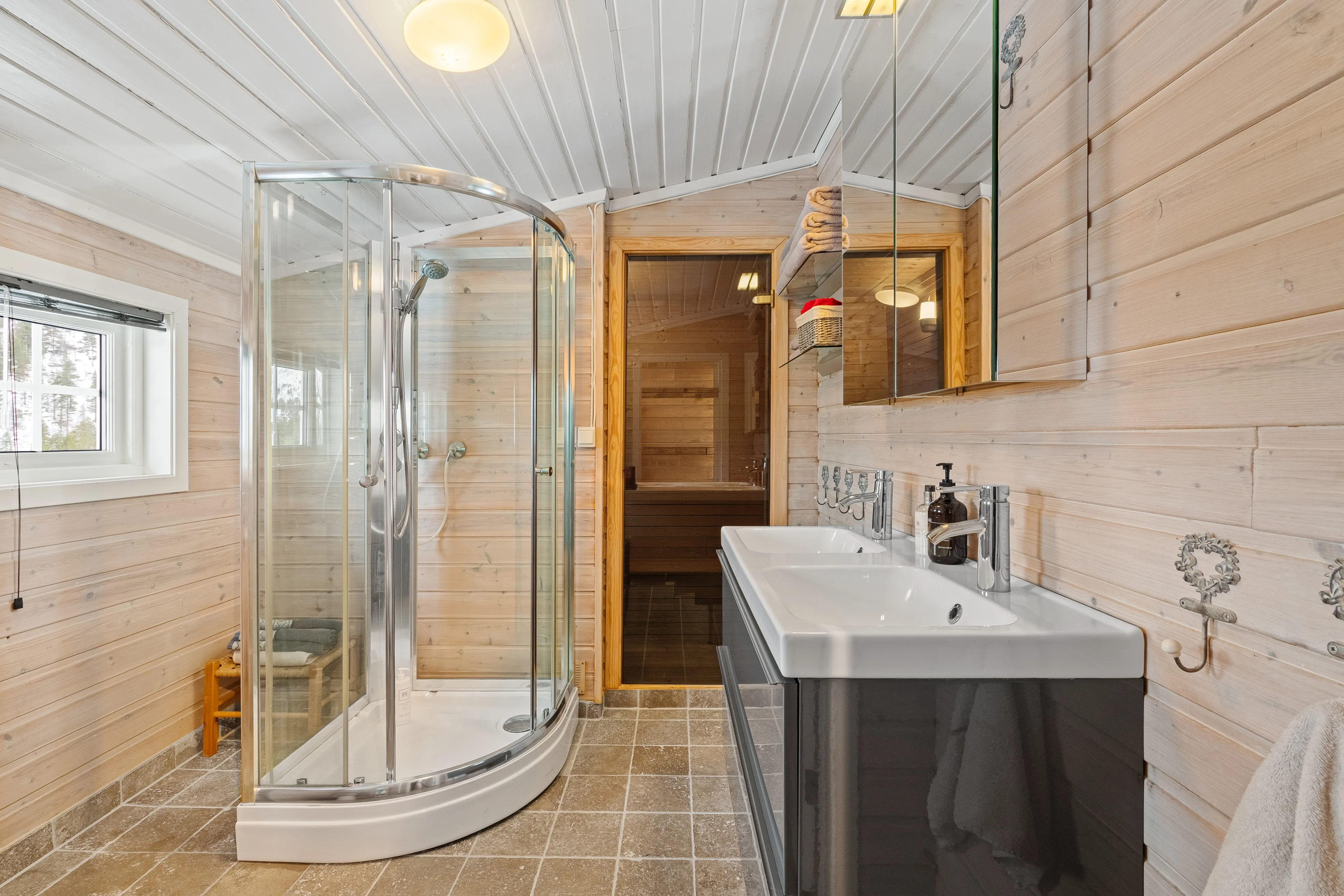 1970s Cabin in Sirdal: Expansive Terrace, Scenic Surroundings, 3 Bedrooms - View image 25 of 34