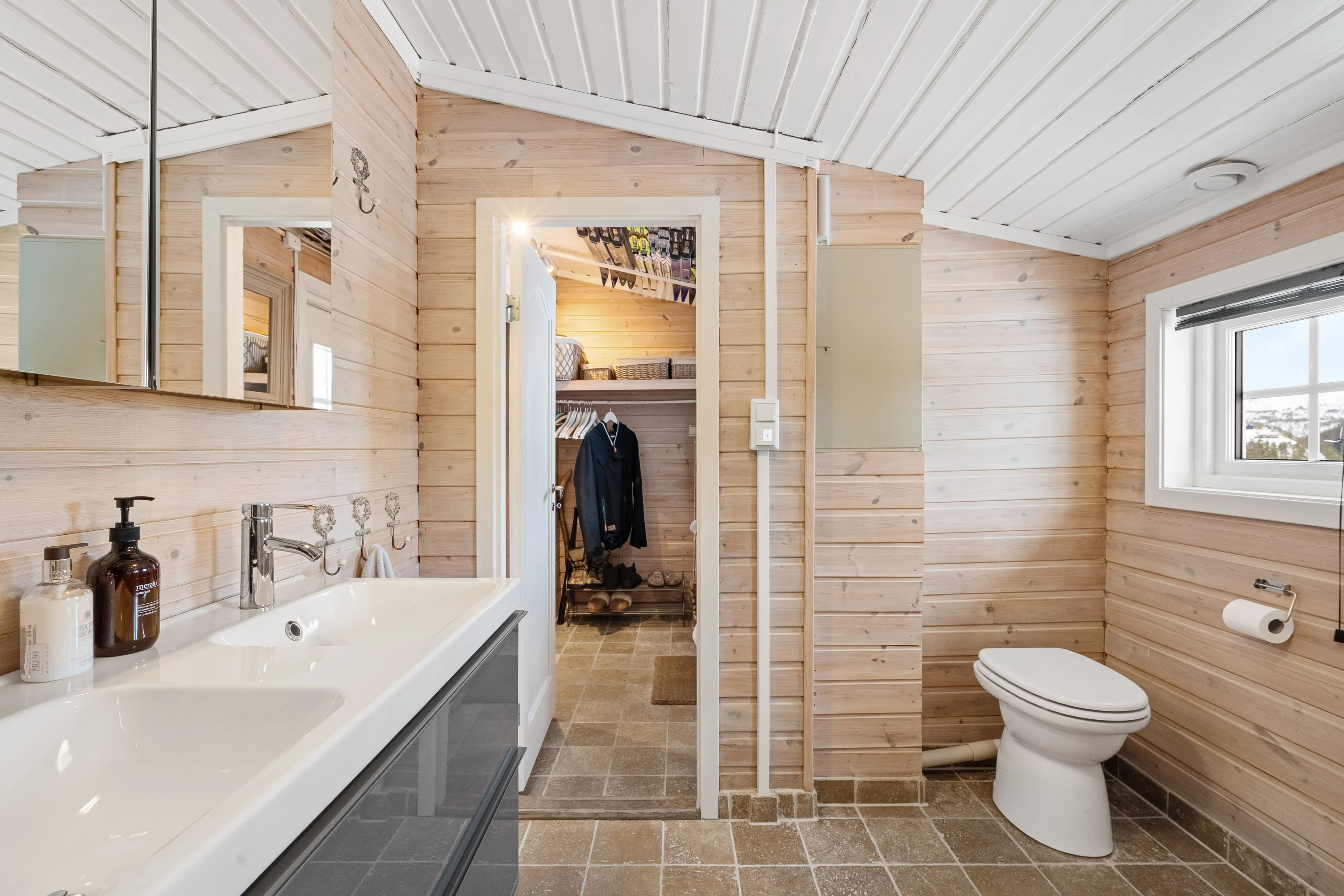 1970s Cabin in Sirdal: Expansive Terrace, Scenic Surroundings, 3 Bedrooms - View image 27 of 34