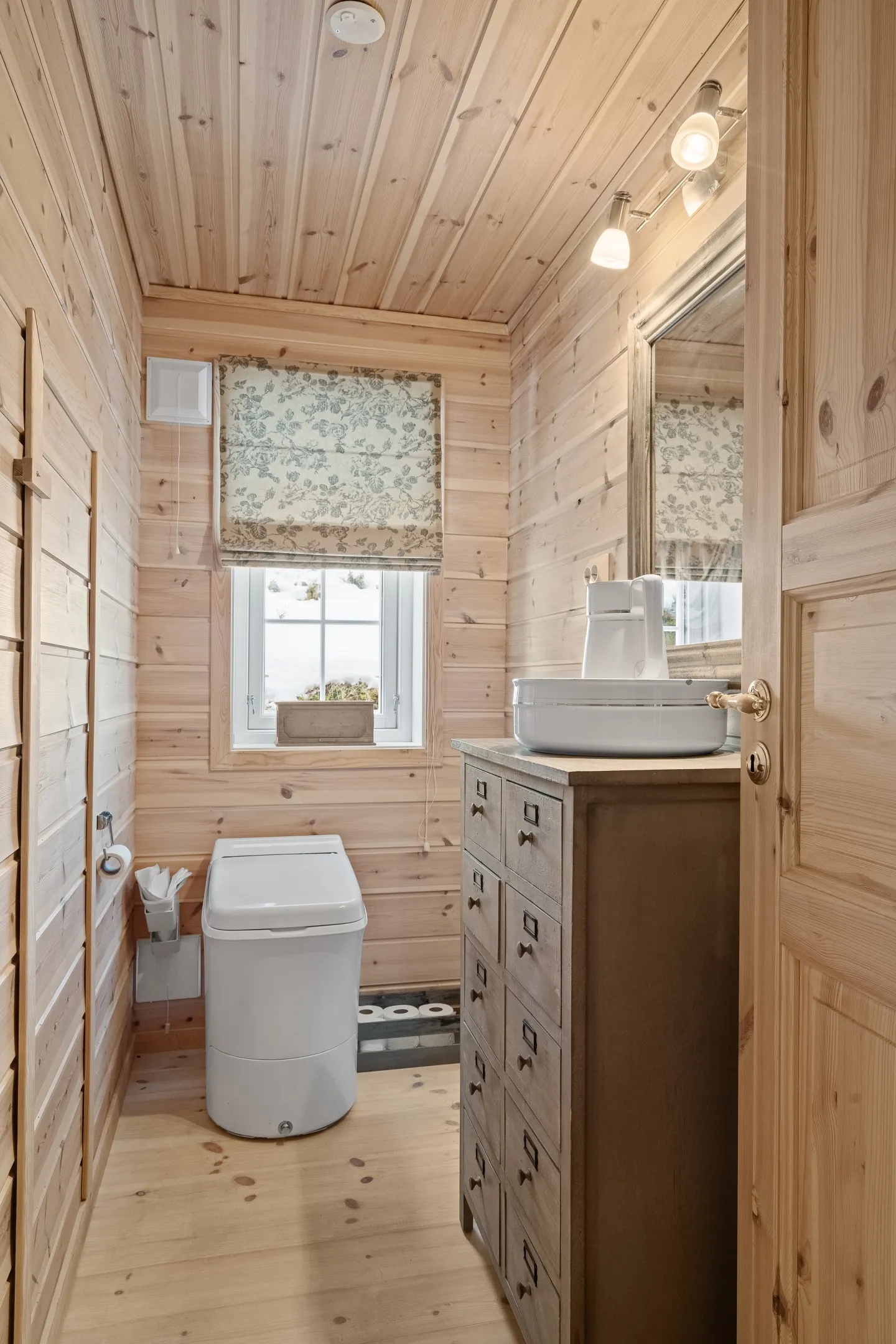 1970s Cabin in Sirdal: Expansive Terrace, Scenic Surroundings, 3 Bedrooms - View image 28 of 34