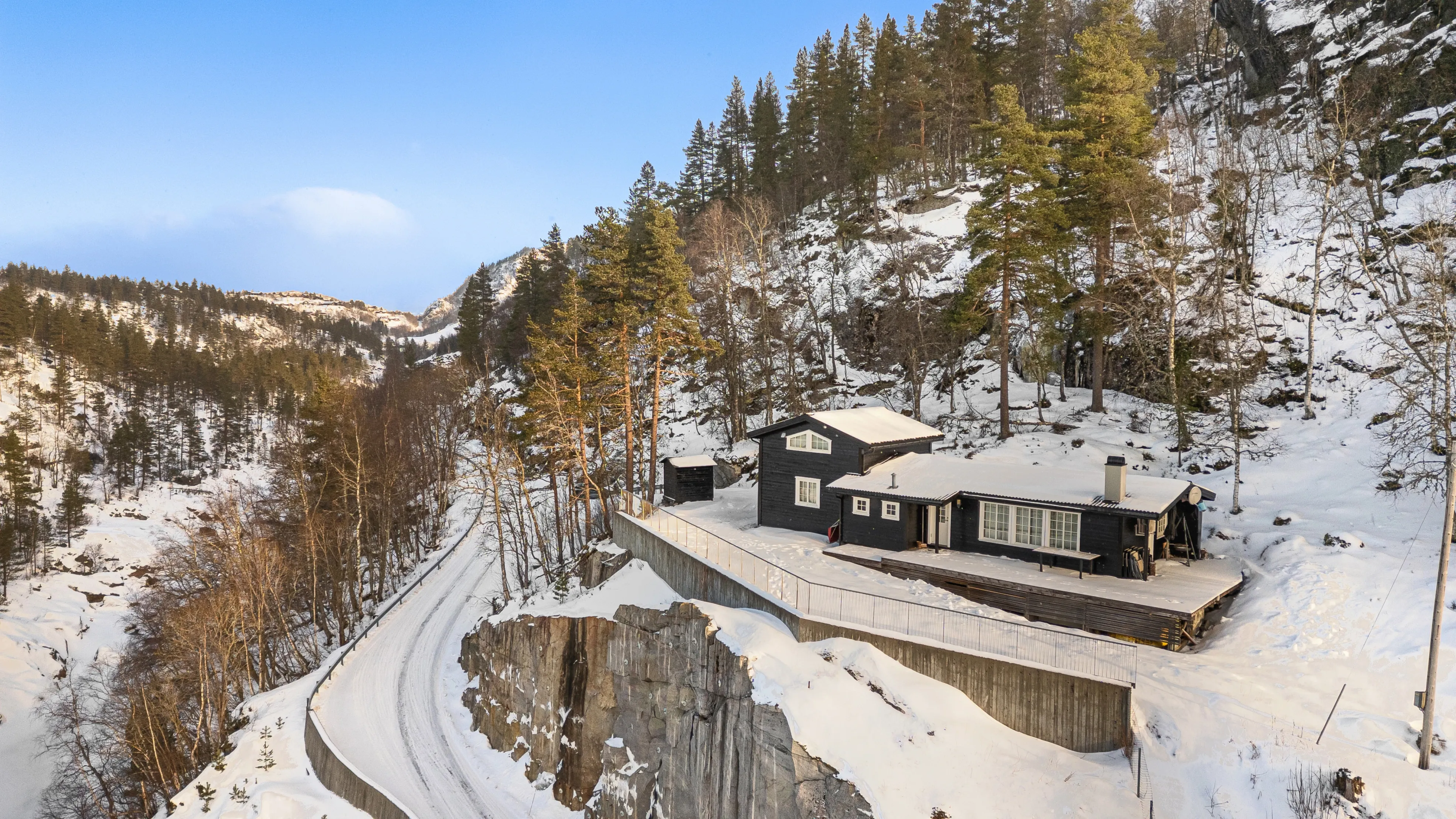 1970s Cabin in Sirdal: Expansive Terrace, Scenic Surroundings, 3 Bedrooms - View image 29 of 34