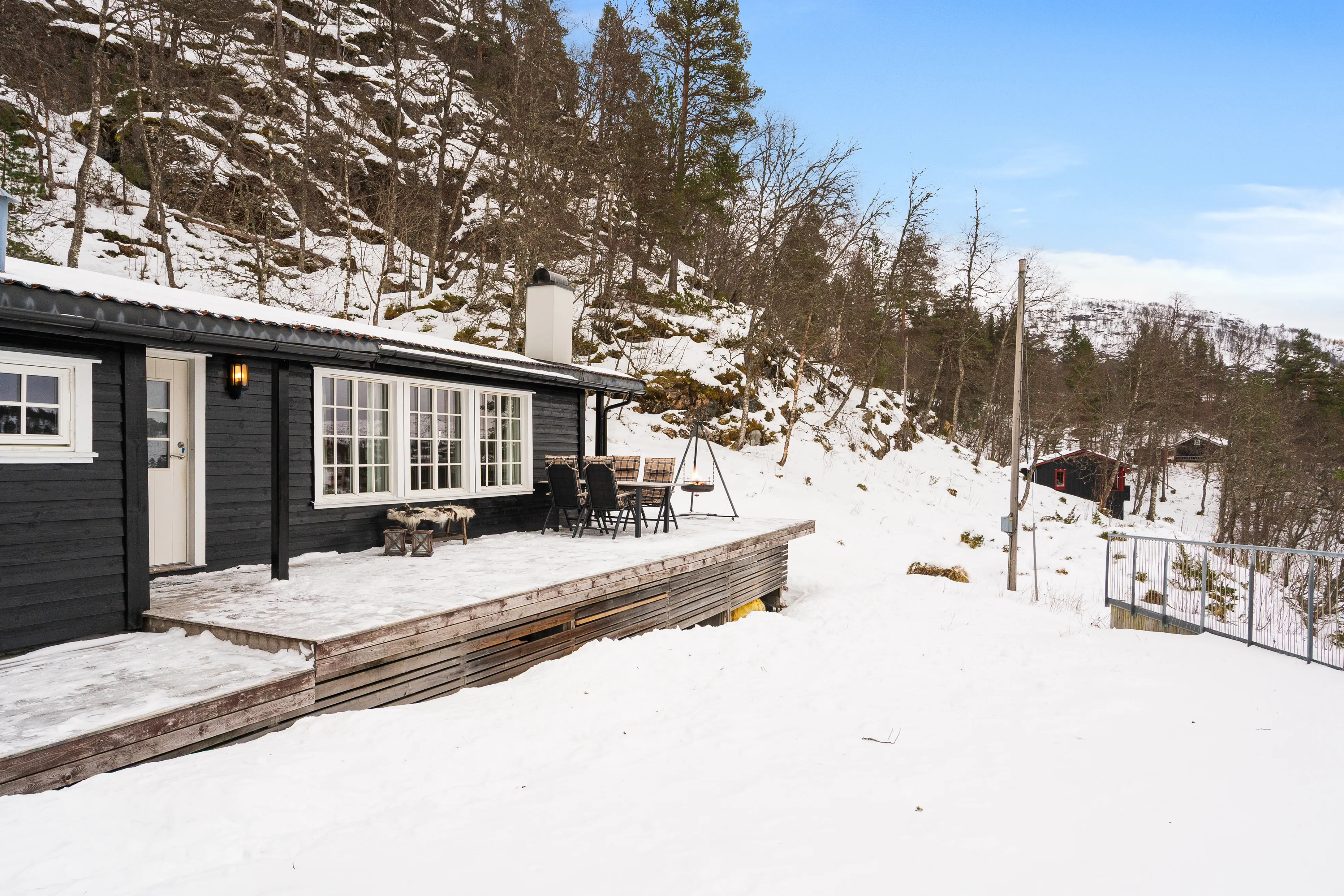1970s Cabin in Sirdal: Expansive Terrace, Scenic Surroundings, 3 Bedrooms - View image 30 of 34