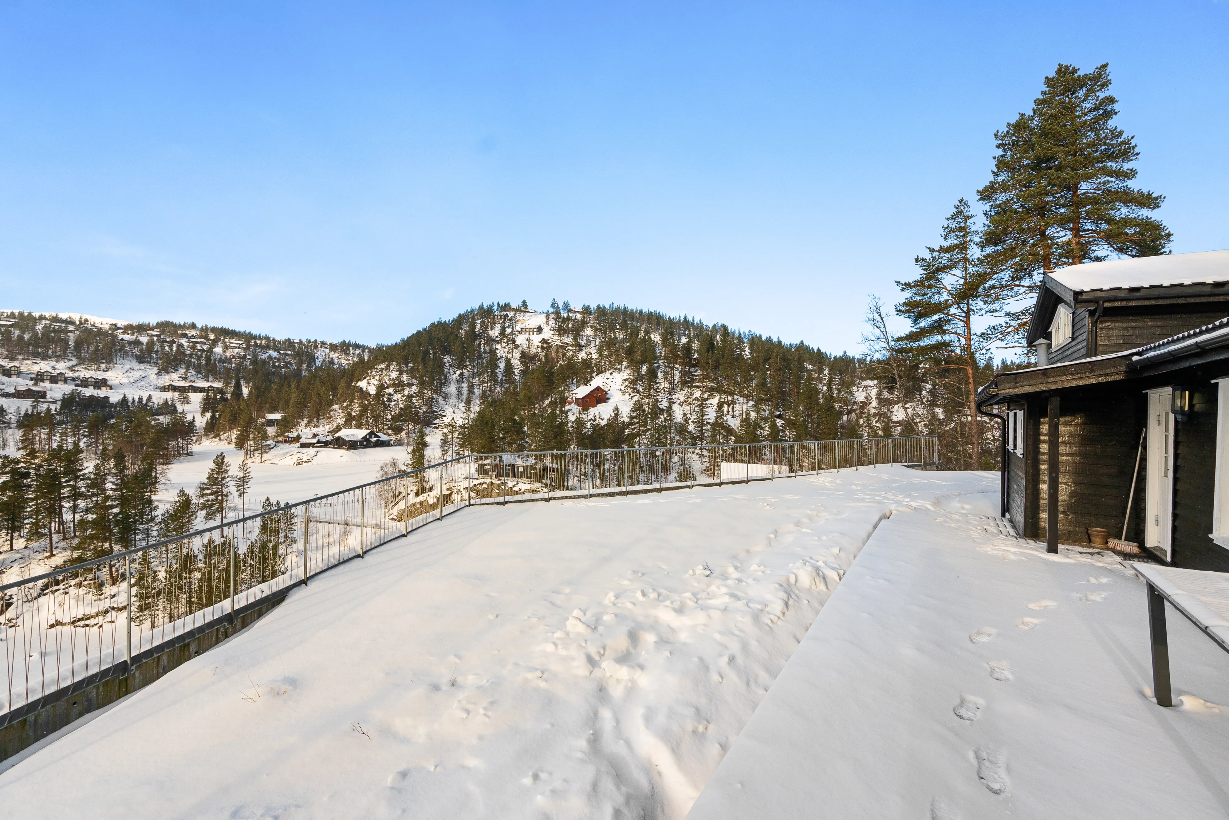 1970s Cabin in Sirdal: Expansive Terrace, Scenic Surroundings, 3 Bedrooms - View image 31 of 34