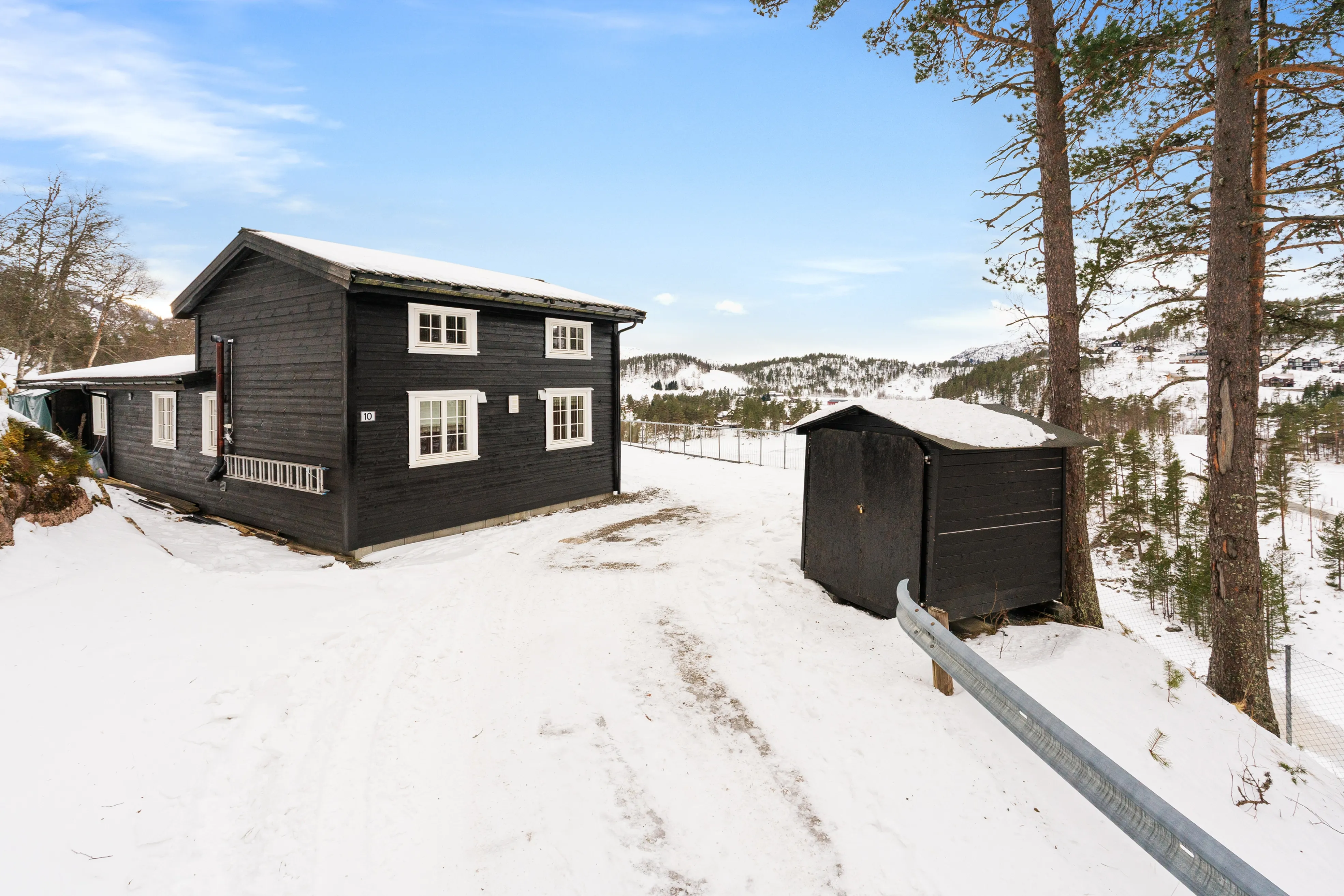1970s Cabin in Sirdal: Expansive Terrace, Scenic Surroundings, 3 Bedrooms - View image 32 of 34
