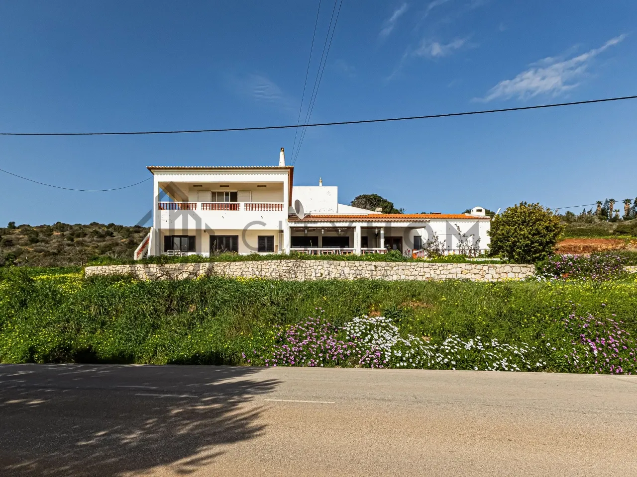 3-Bedroom House with Garden and Separate Apartment in Coastal Burgau, Portugal - Image 1
