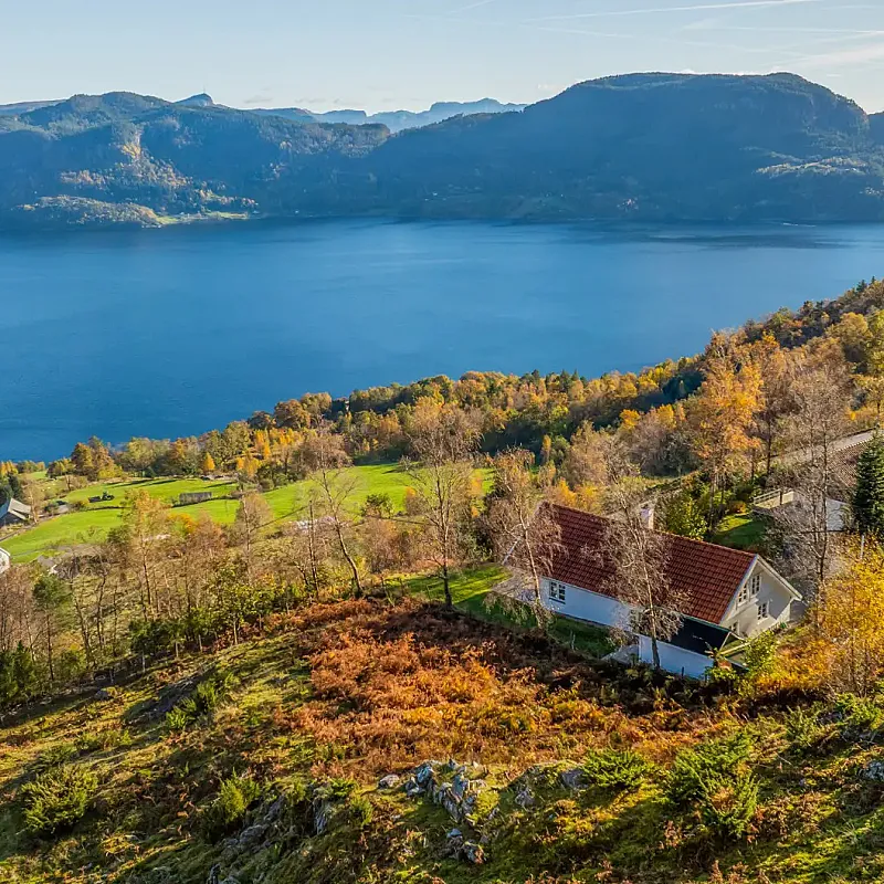 Contemporary 4-Bedroom Country House in Norway with Expansive Terrace Views