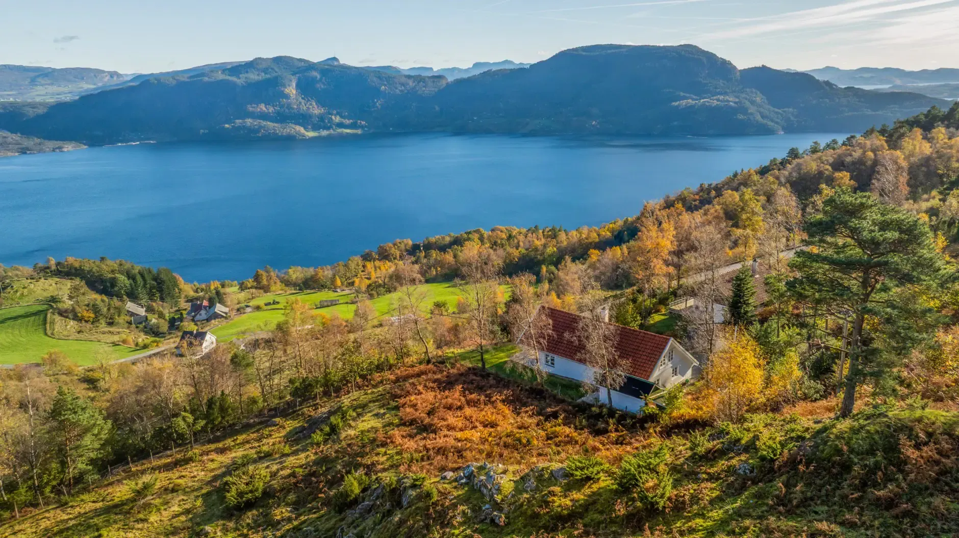 Contemporary 4-Bedroom Country House in Norway with Expansive Terrace Views - Image 1