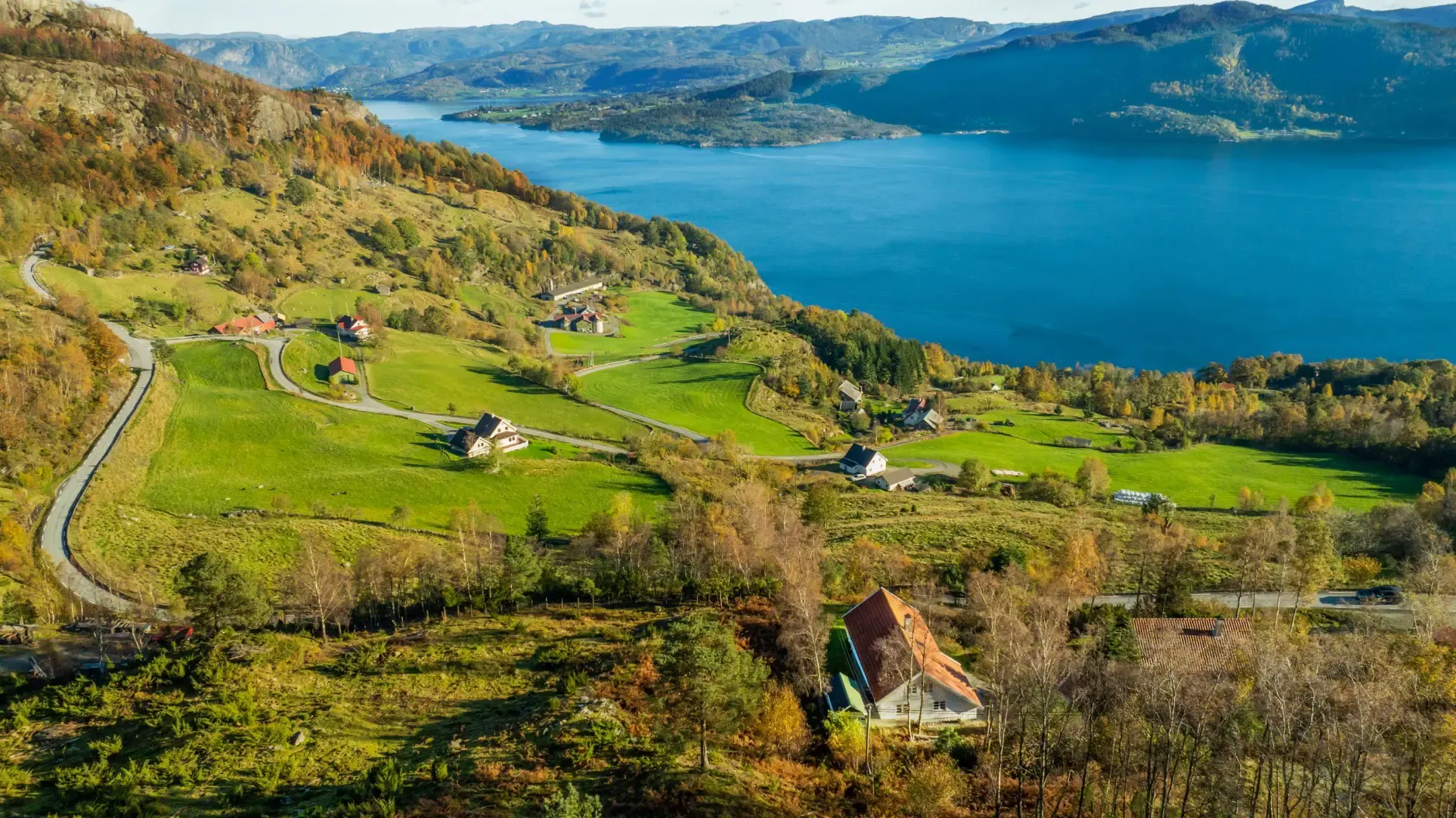 Contemporary 4-Bedroom Country House in Norway with Expansive Terrace Views - Image 2