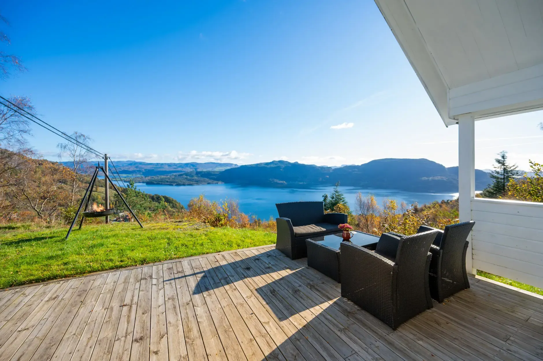 Contemporary 4-Bedroom Country House in Norway with Expansive Terrace Views - Image 3