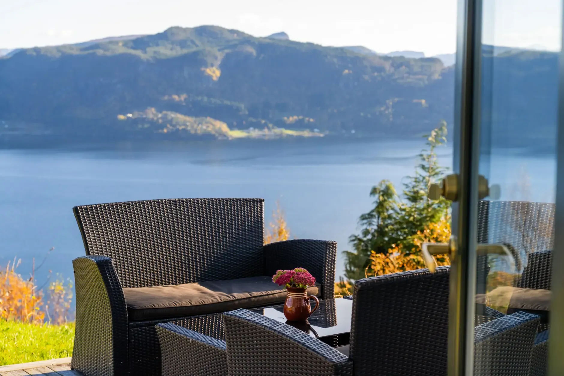 Contemporary 4-Bedroom Country House in Norway with Expansive Terrace Views - Image 4