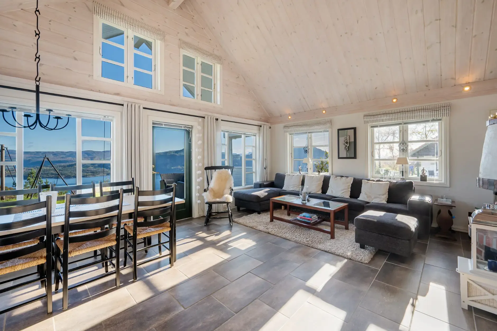 Contemporary 4-Bedroom Country House in Norway with Expansive Terrace Views - View image 10 of 45