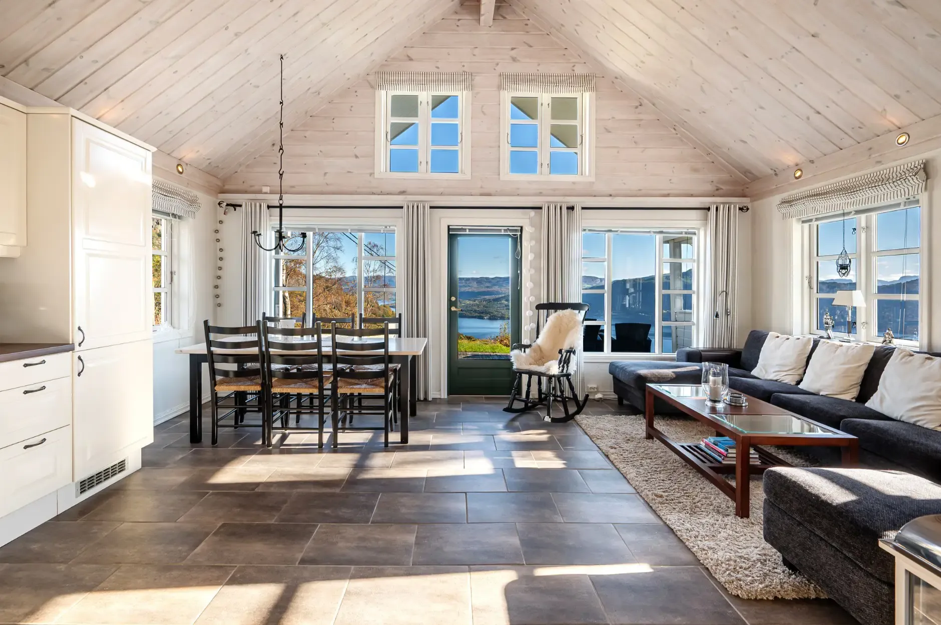 Contemporary 4-Bedroom Country House in Norway with Expansive Terrace Views - View image 11 of 45