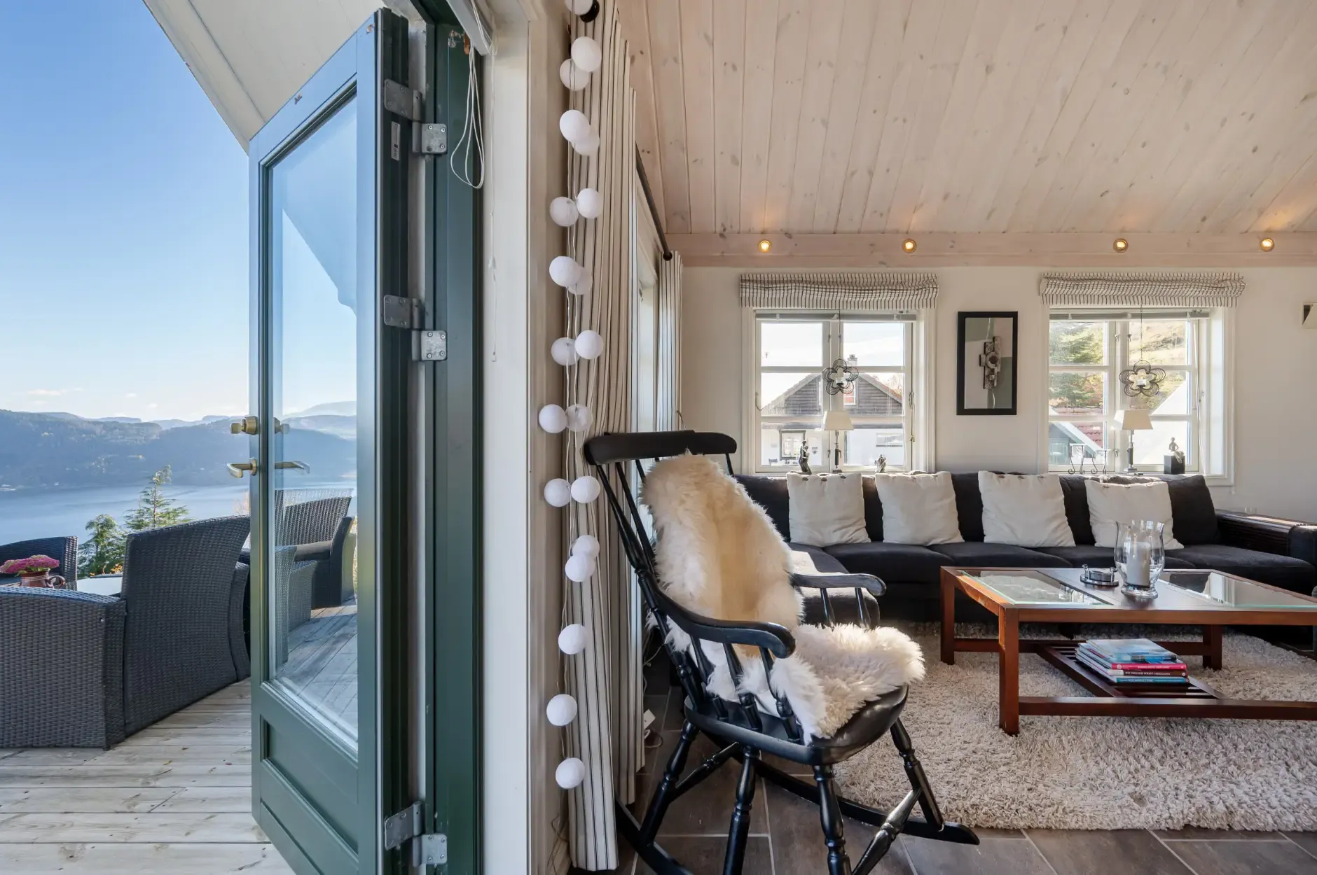 Contemporary 4-Bedroom Country House in Norway with Expansive Terrace Views - View image 13 of 45