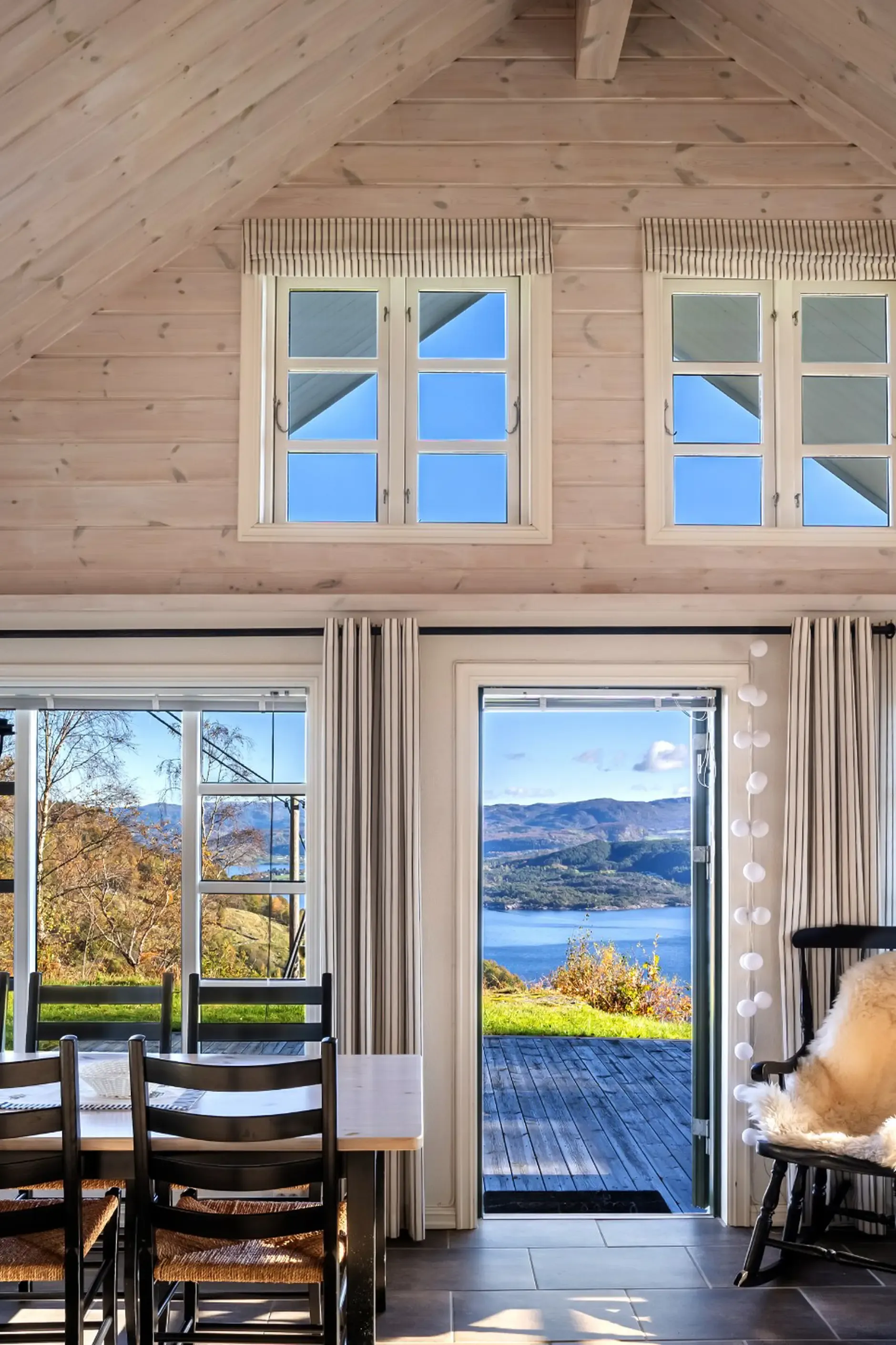 Contemporary 4-Bedroom Country House in Norway with Expansive Terrace Views - View image 17 of 45
